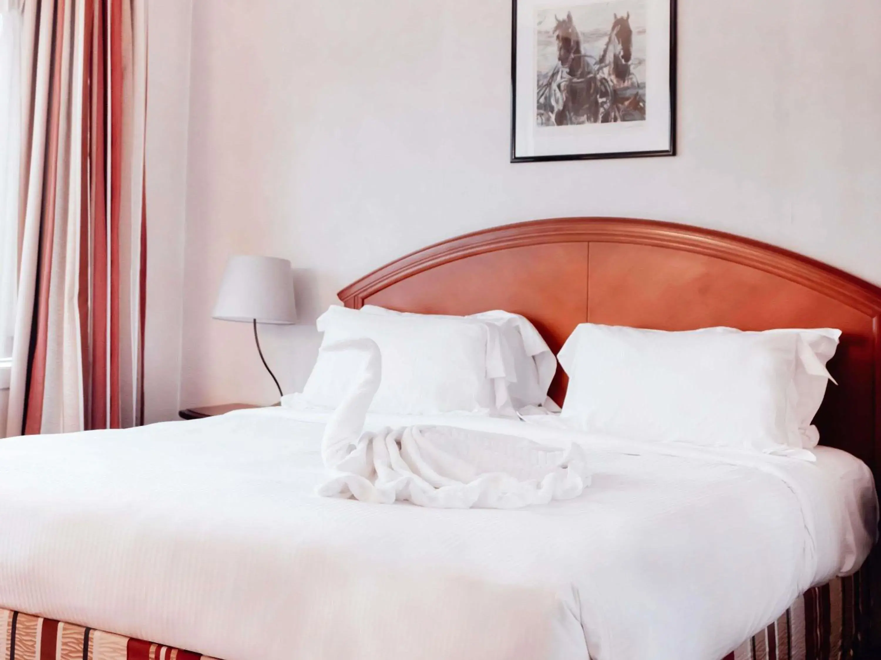 Property building, Bed in Pullman Bucharest World Trade Center Property building, Bed in Pullman Bucharest World Trade Center