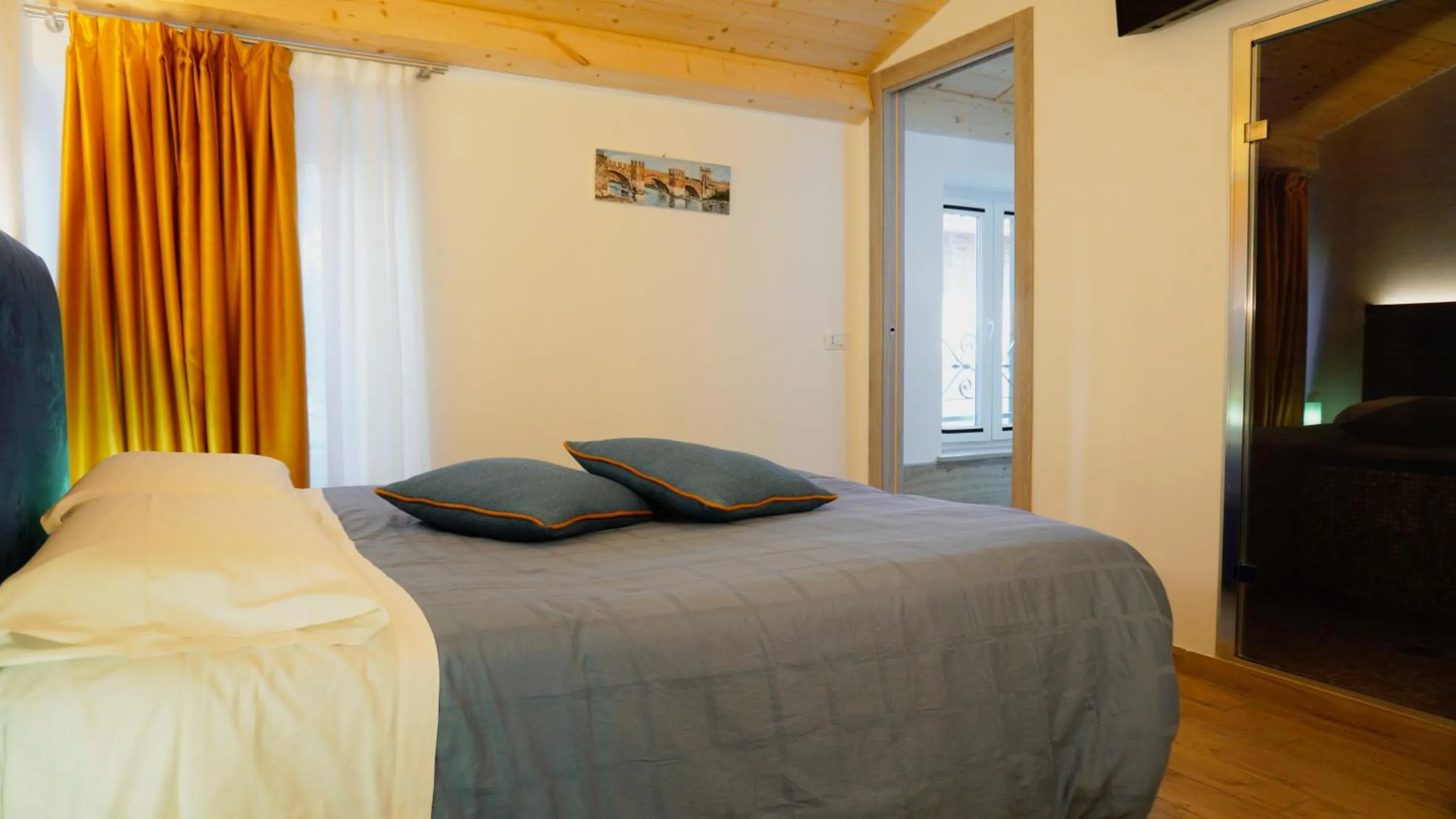 Photo of the whole room, Bed in Romeo Giulietta