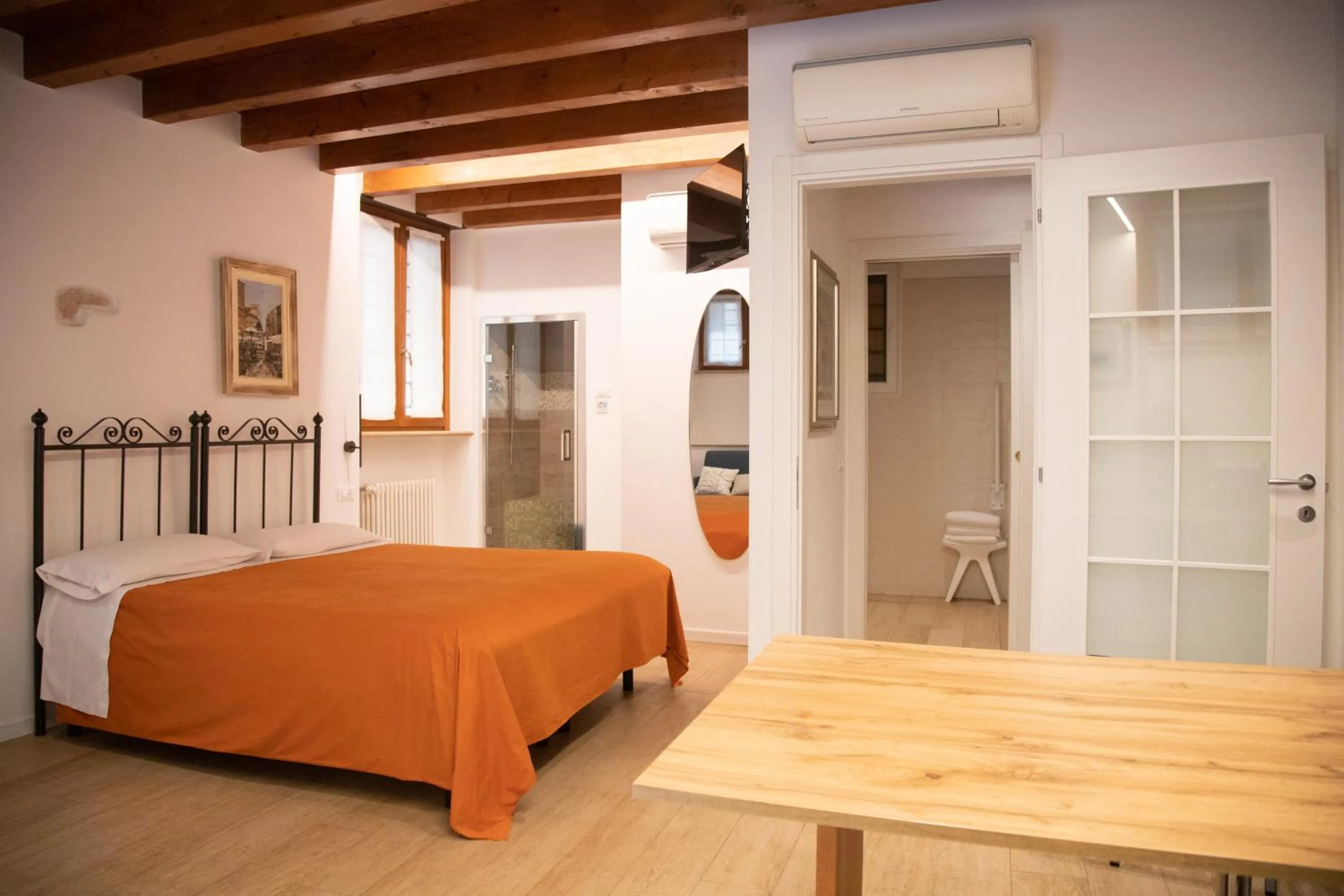 Photo of the whole room, Bed in Romeo Giulietta