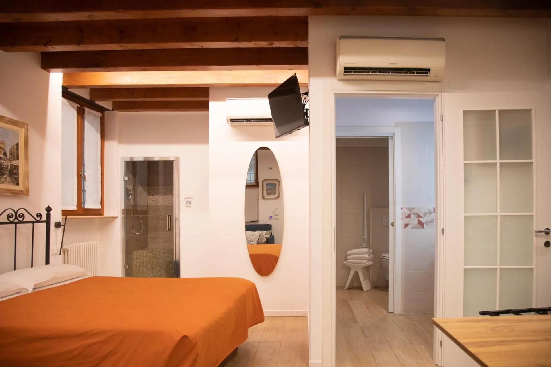 Communal lounge/ TV room, Bed in Romeo Giulietta