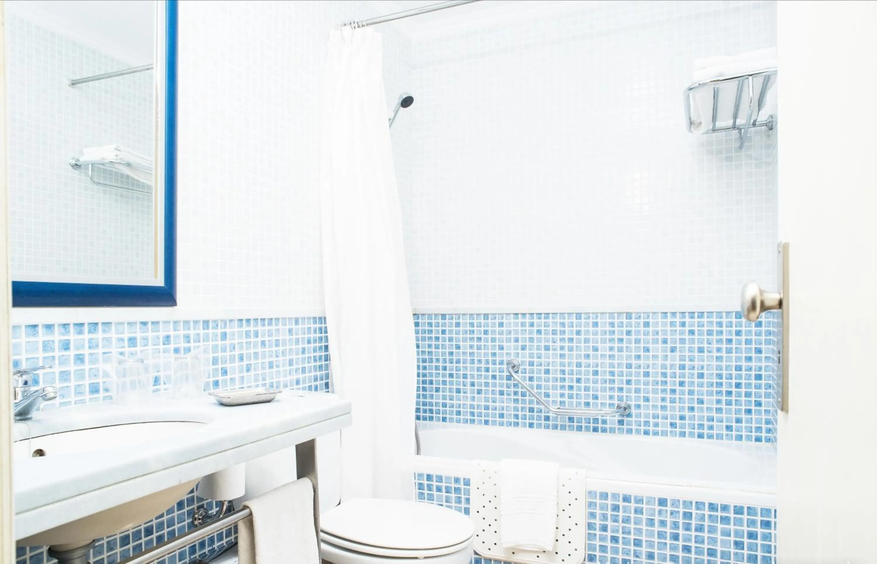 Bathroom in Yellow Alvor Garden - All Inclusive