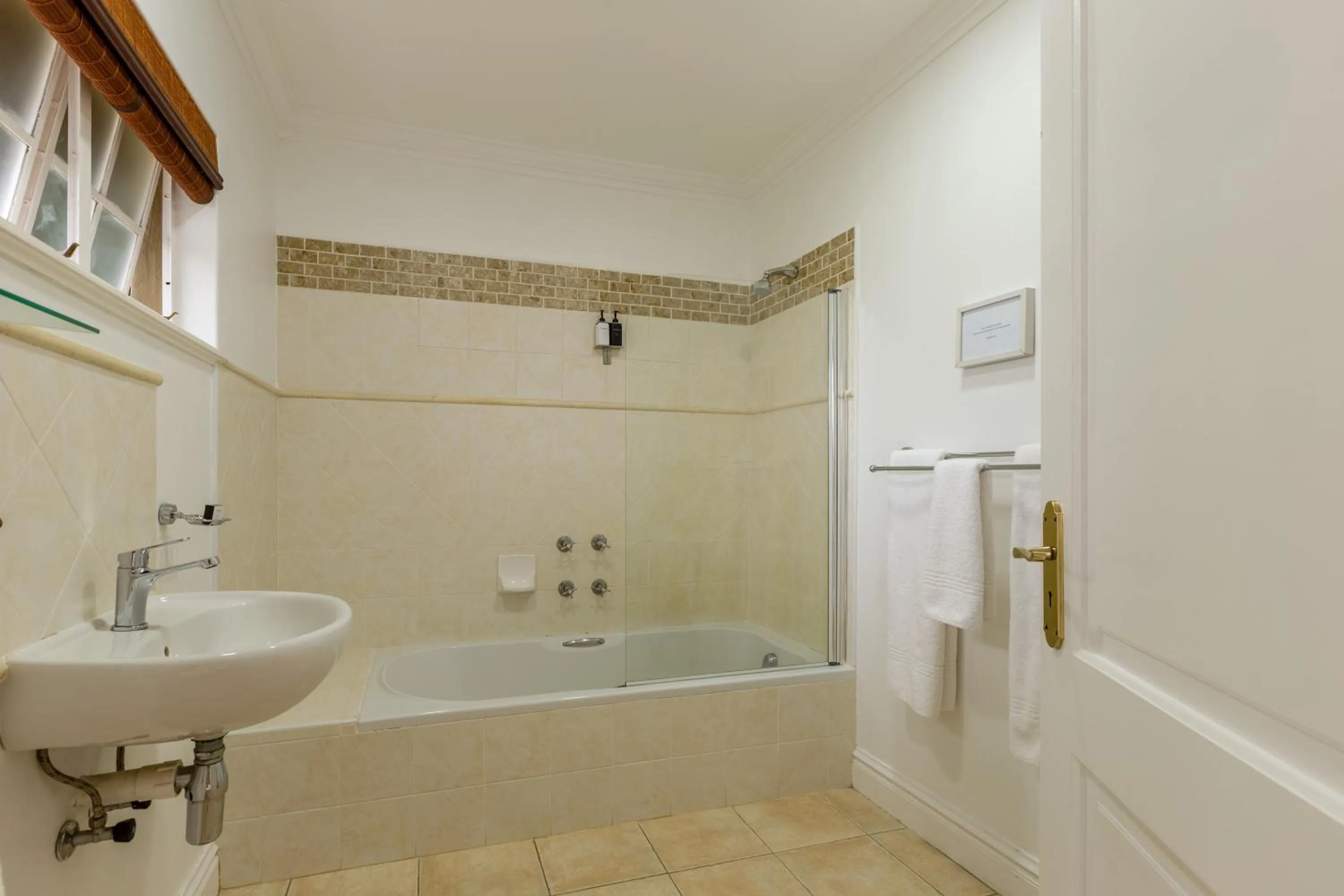 Shower in Moorcroft Manor Boutique Country Hotel