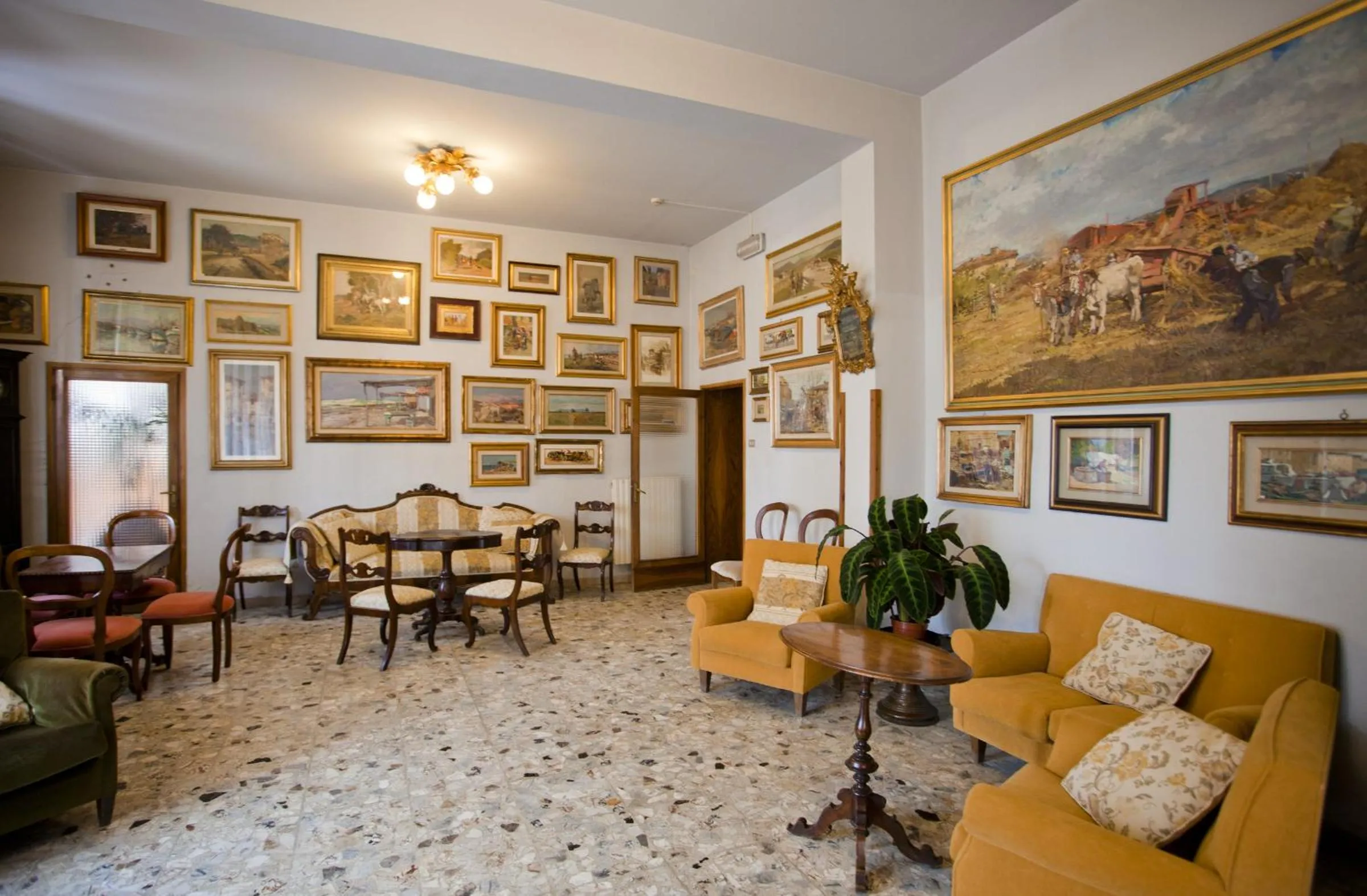 Communal lounge/ TV room in Albergo Stella