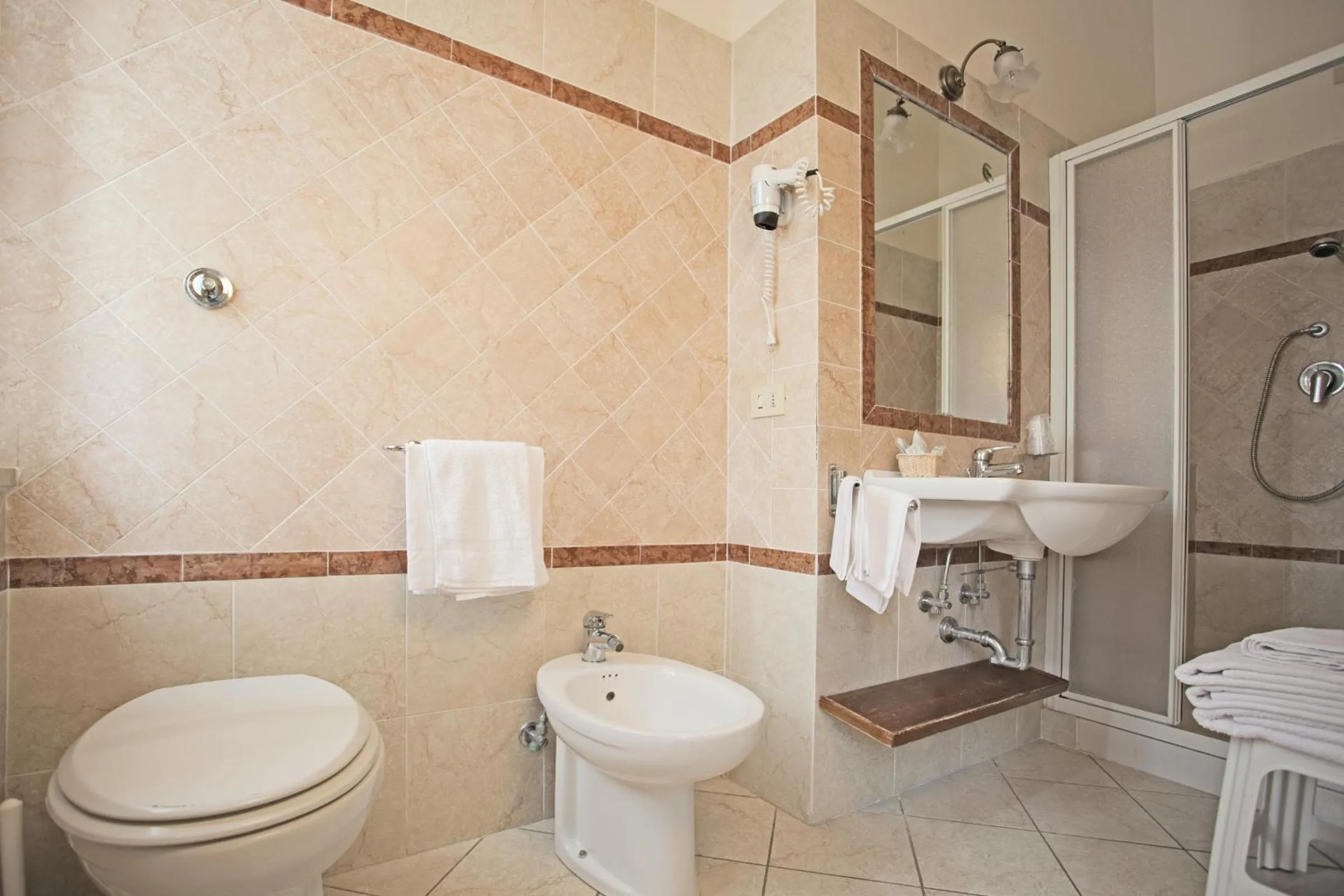 Shower in Albergo Stella