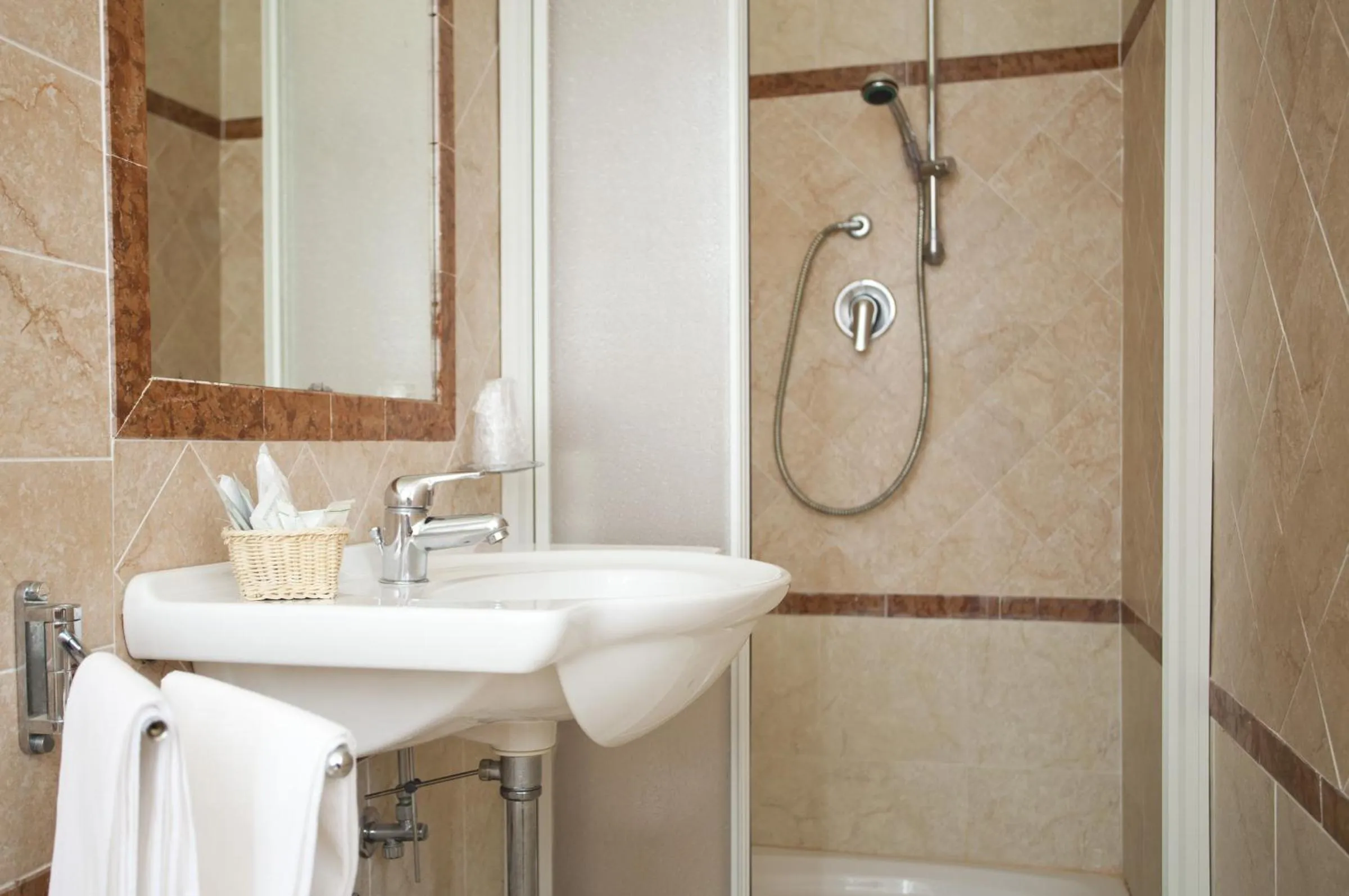 Shower in Albergo Stella