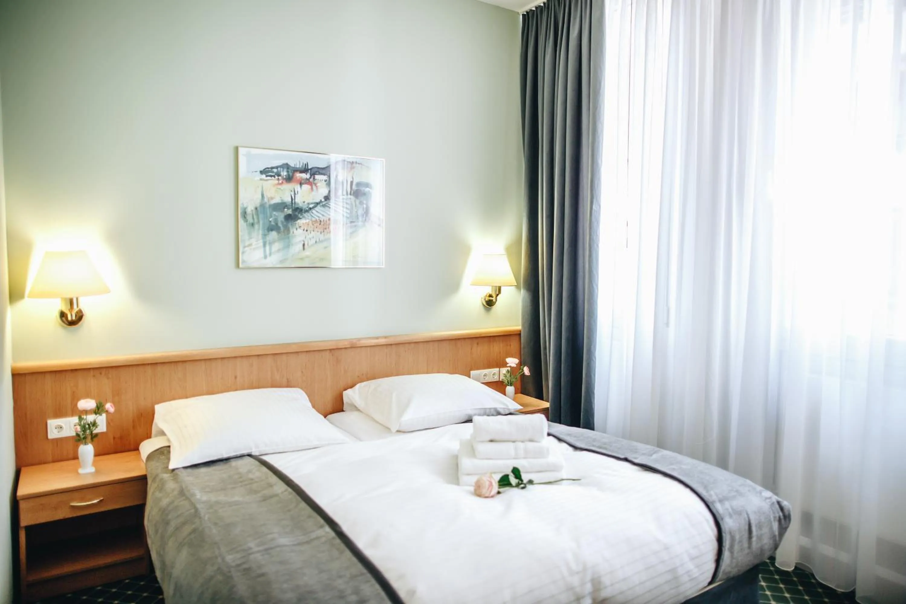 Photo of the whole room, Bed in Hotel "Helle Mitte" Berlin