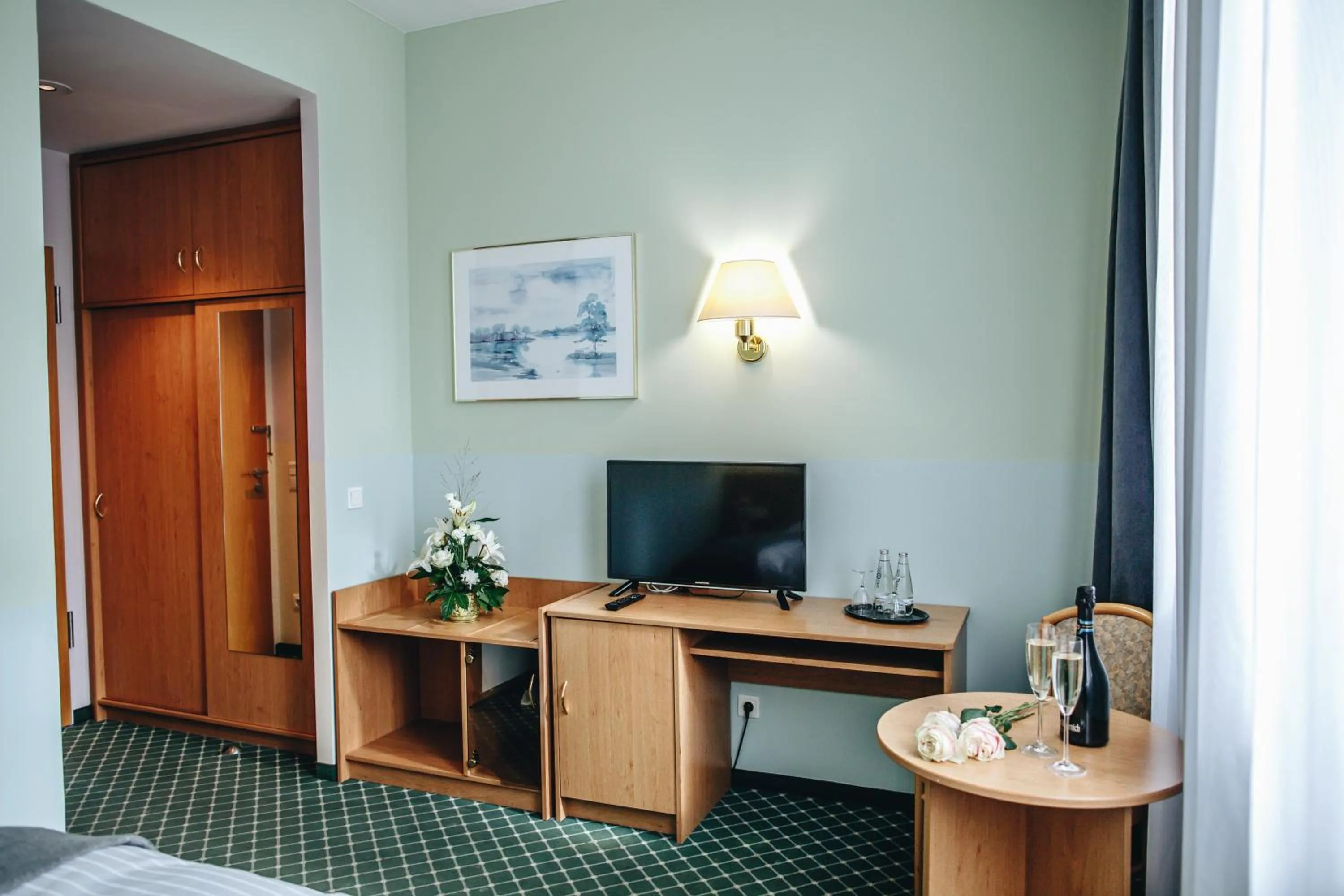 Photo of the whole room, Bed in Hotel "Helle Mitte" Berlin