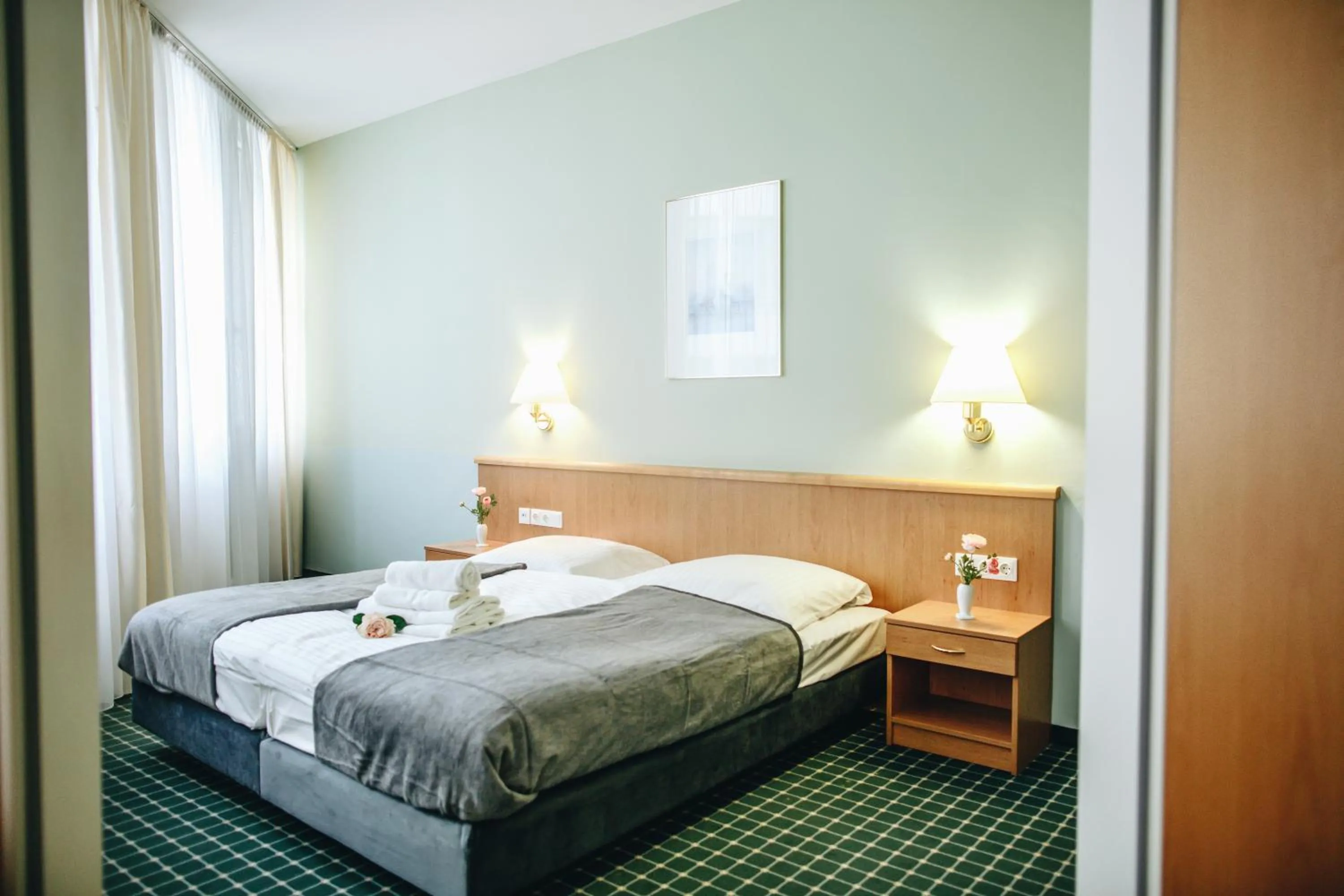Photo of the whole room, Bed in Hotel "Helle Mitte" Berlin