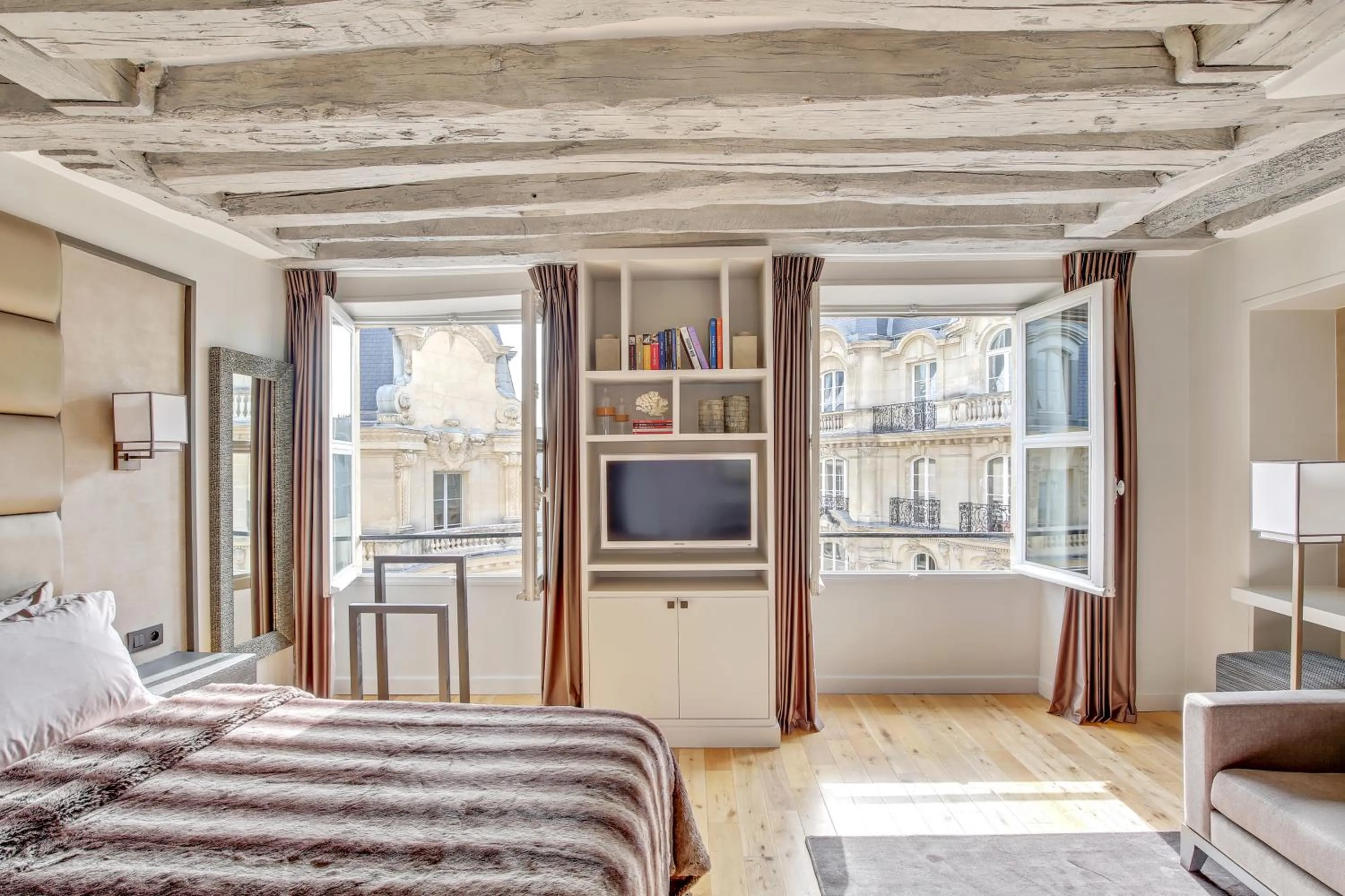 City view, Bed in Luxury Apartment Paris Louvre
