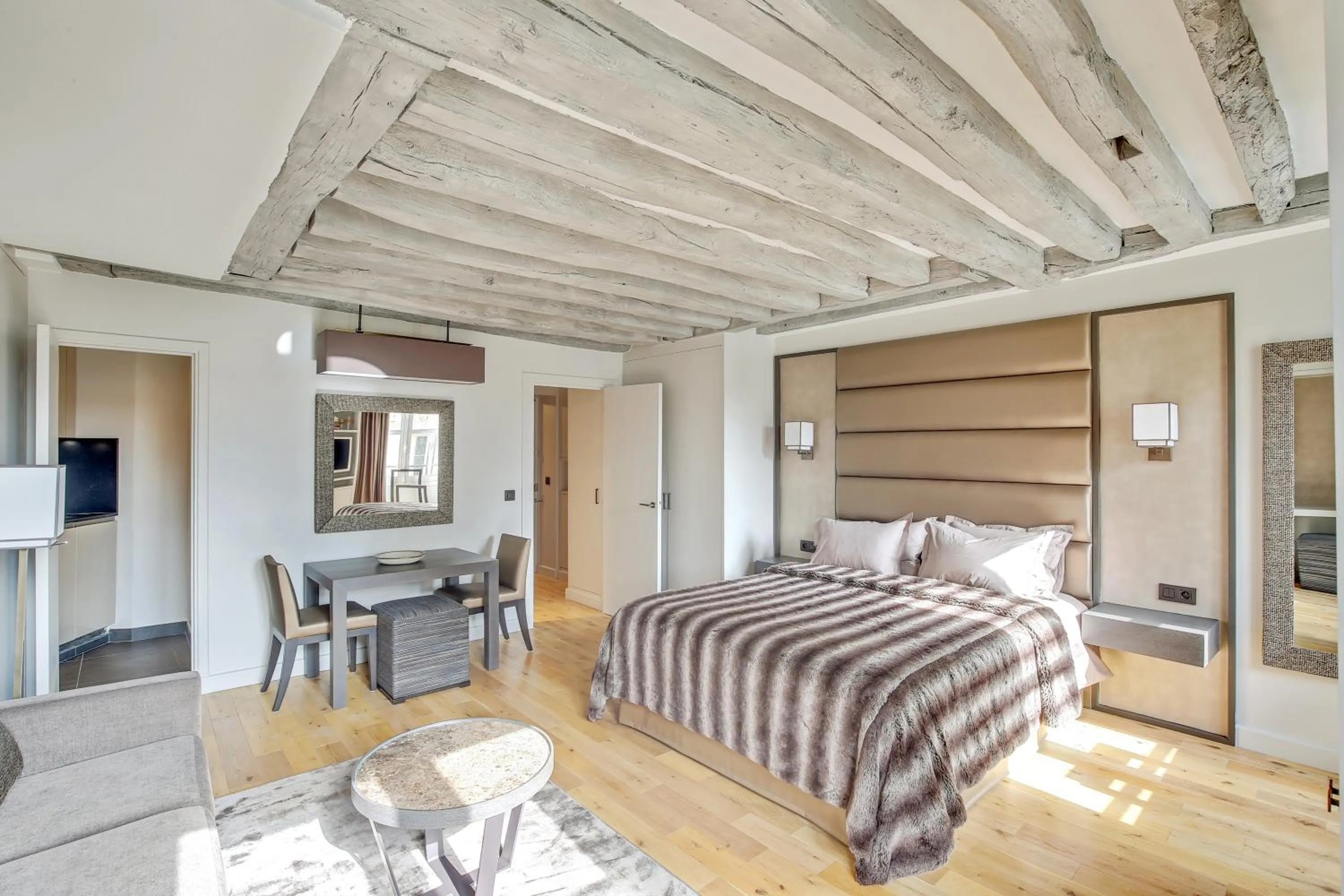 City view, Bed in Luxury Apartment Paris Louvre