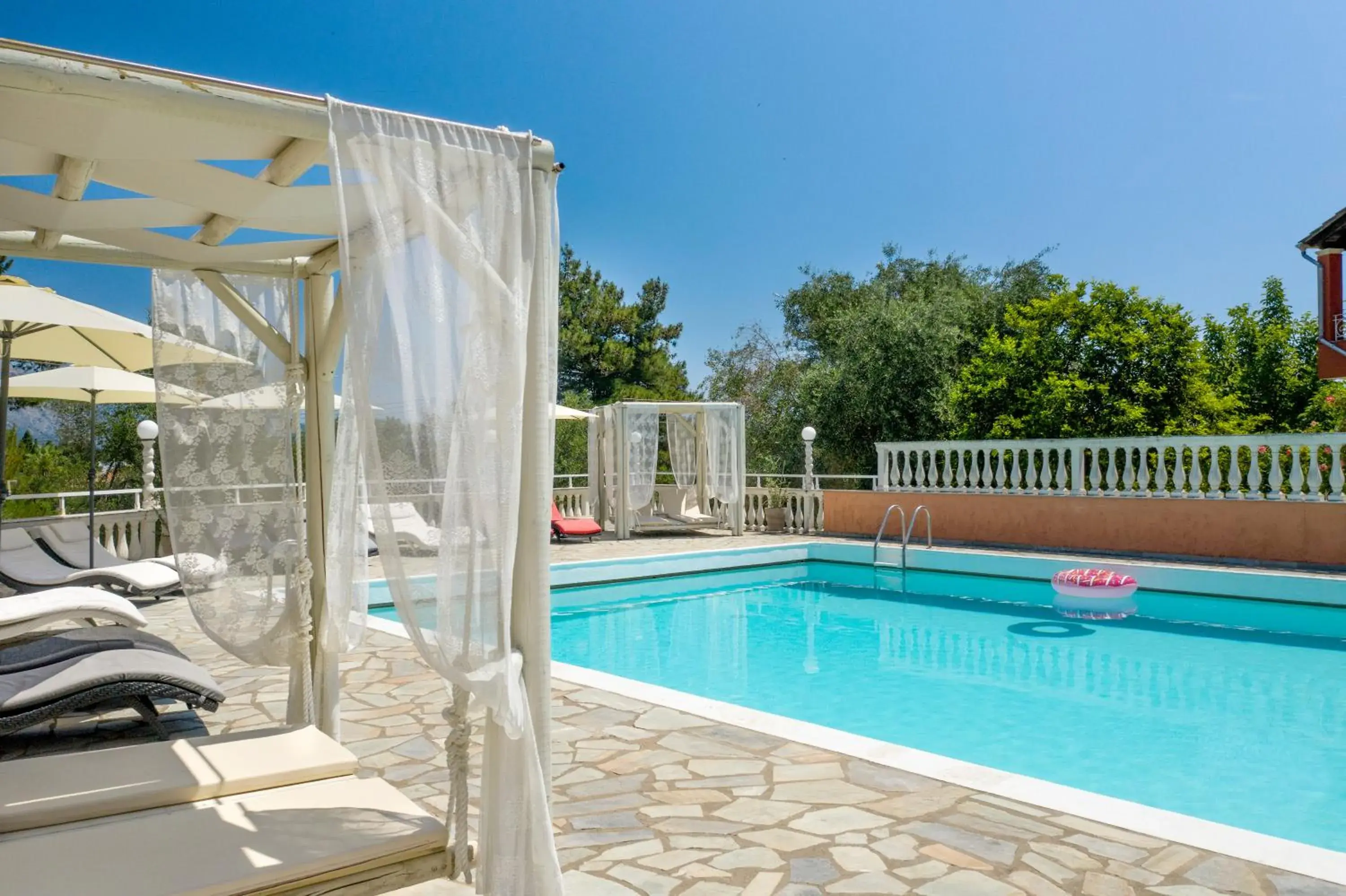 Swimming pool in Victoria Hill Hotel Swimming pool in Victoria Hill Hotel