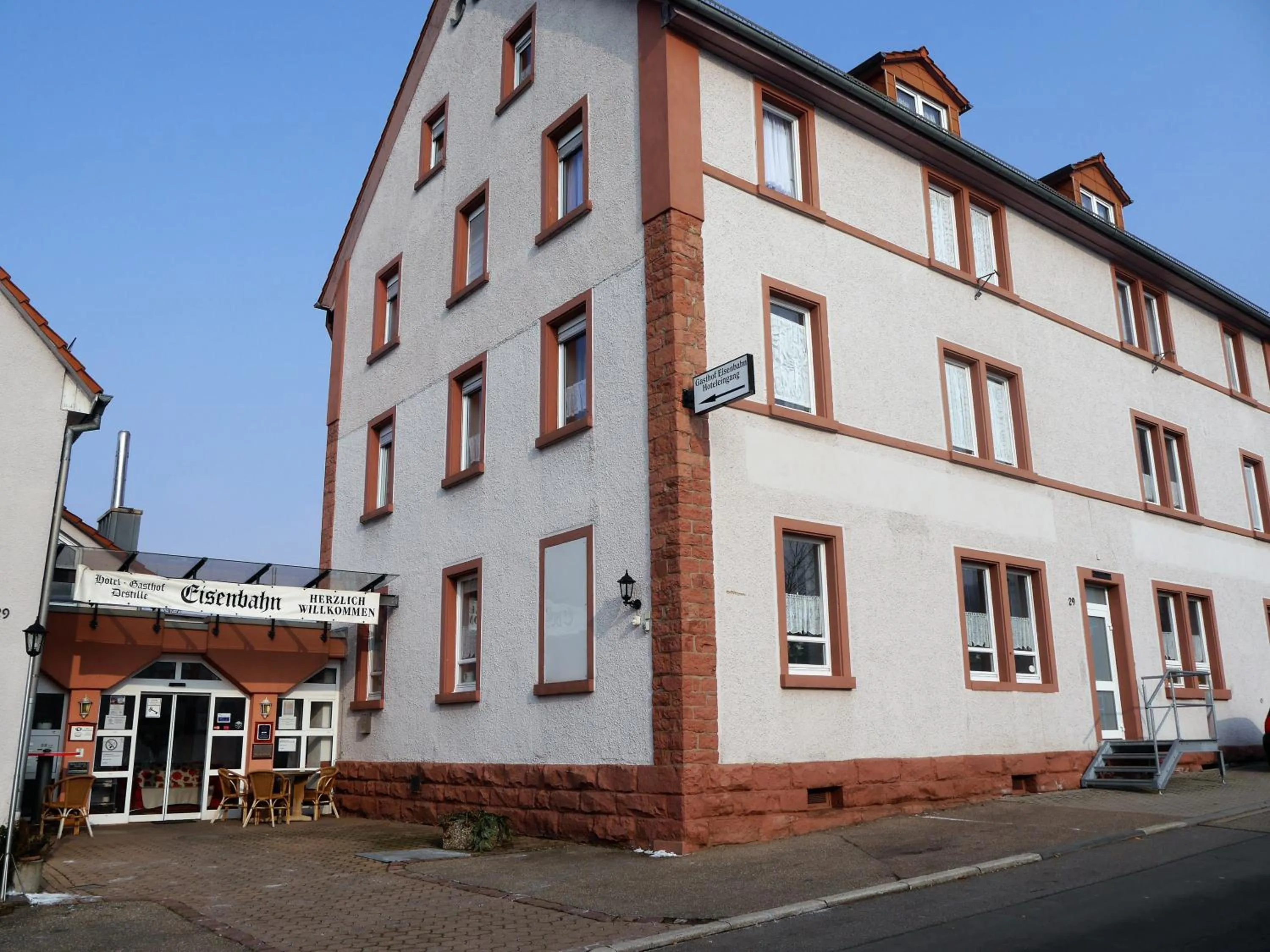 Property building in Hotel-Gasthof-Destille-Eisenbahn