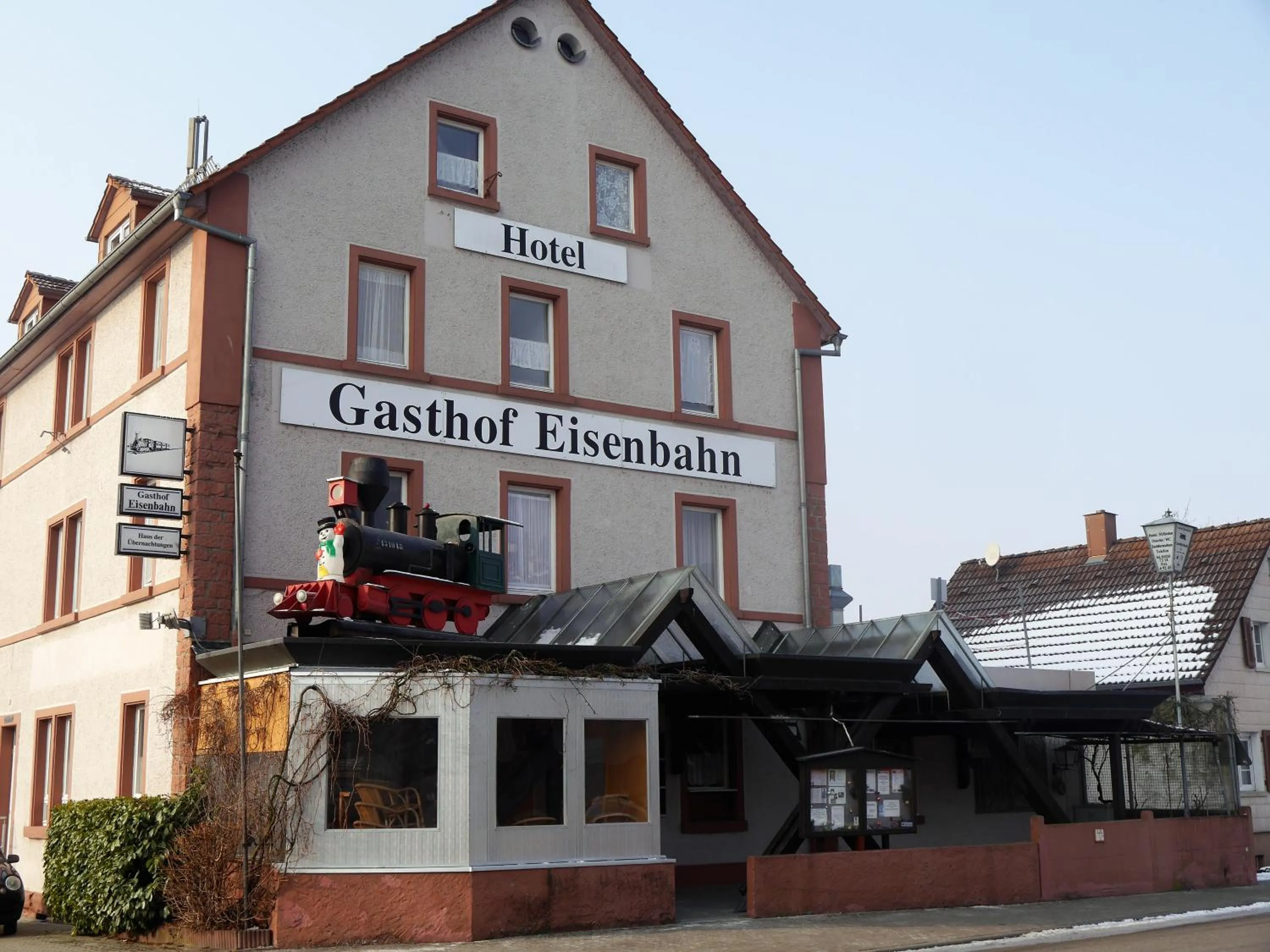Property building in Hotel-Gasthof-Destille-Eisenbahn