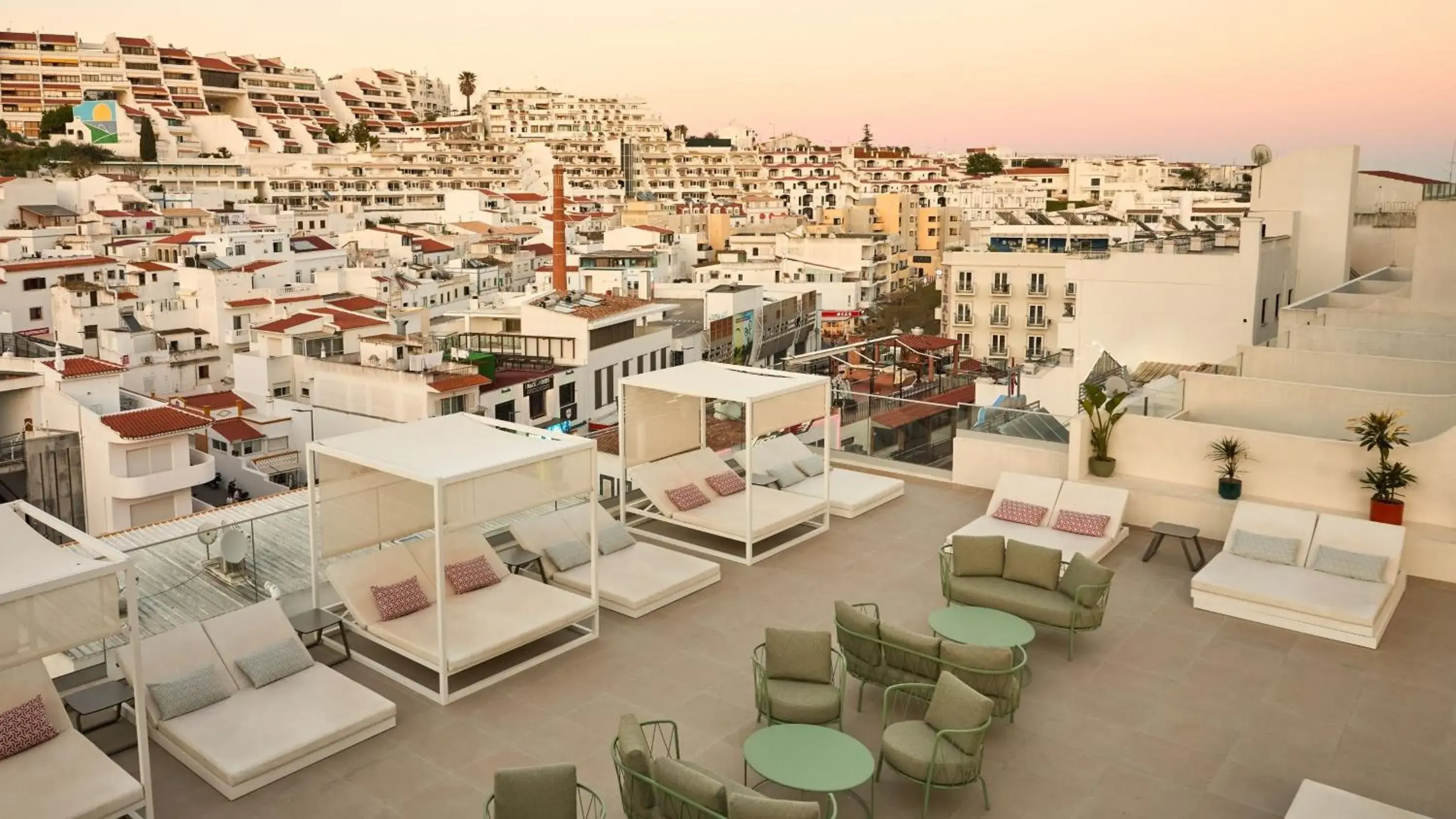 Lounge or bar in Hotel Indigo Albufeira by IHG Lounge or bar in Hotel Indigo Albufeira by IHG