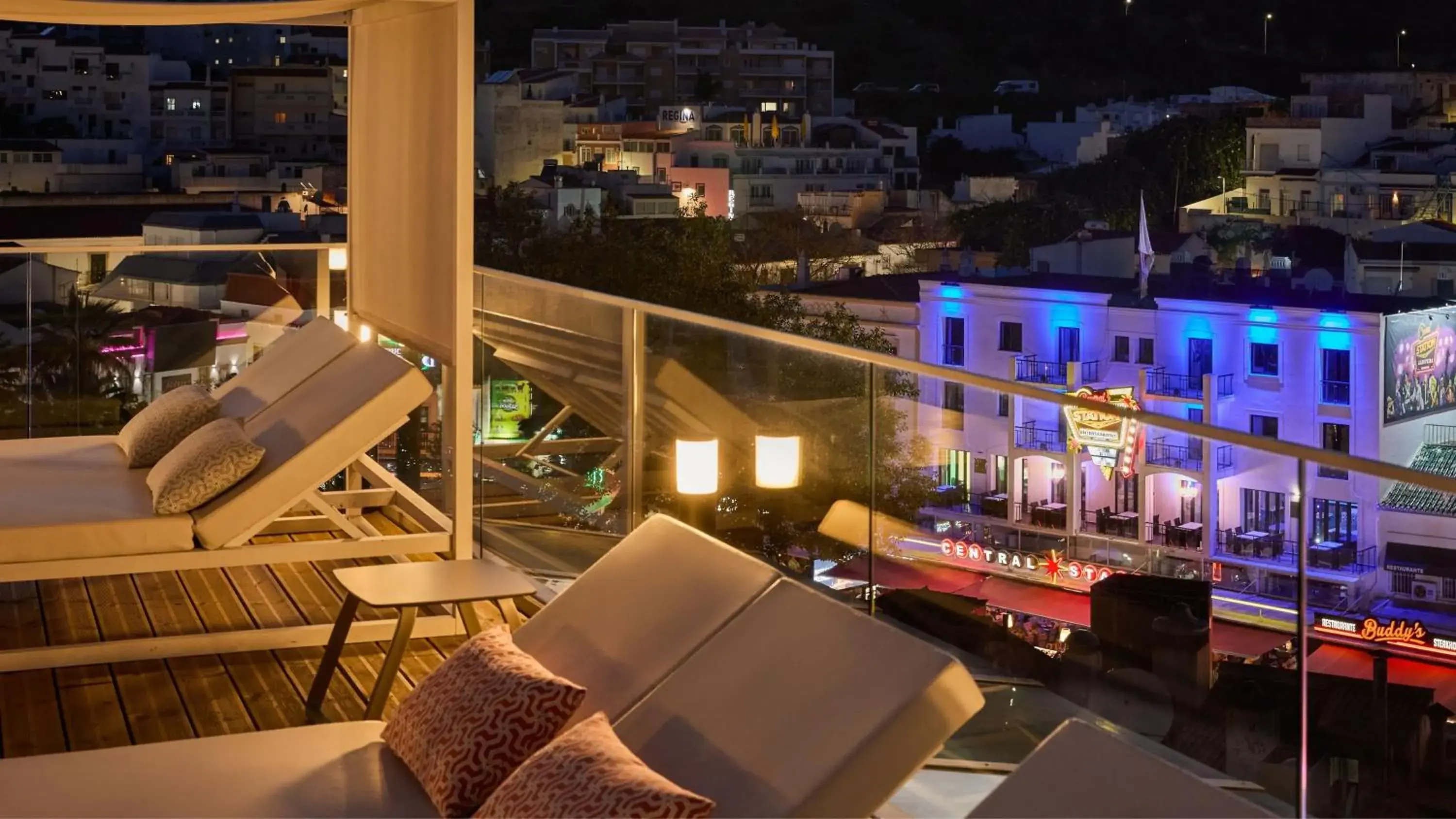 Lounge or bar in Hotel Indigo Albufeira by IHG Lounge or bar in Hotel Indigo Albufeira by IHG