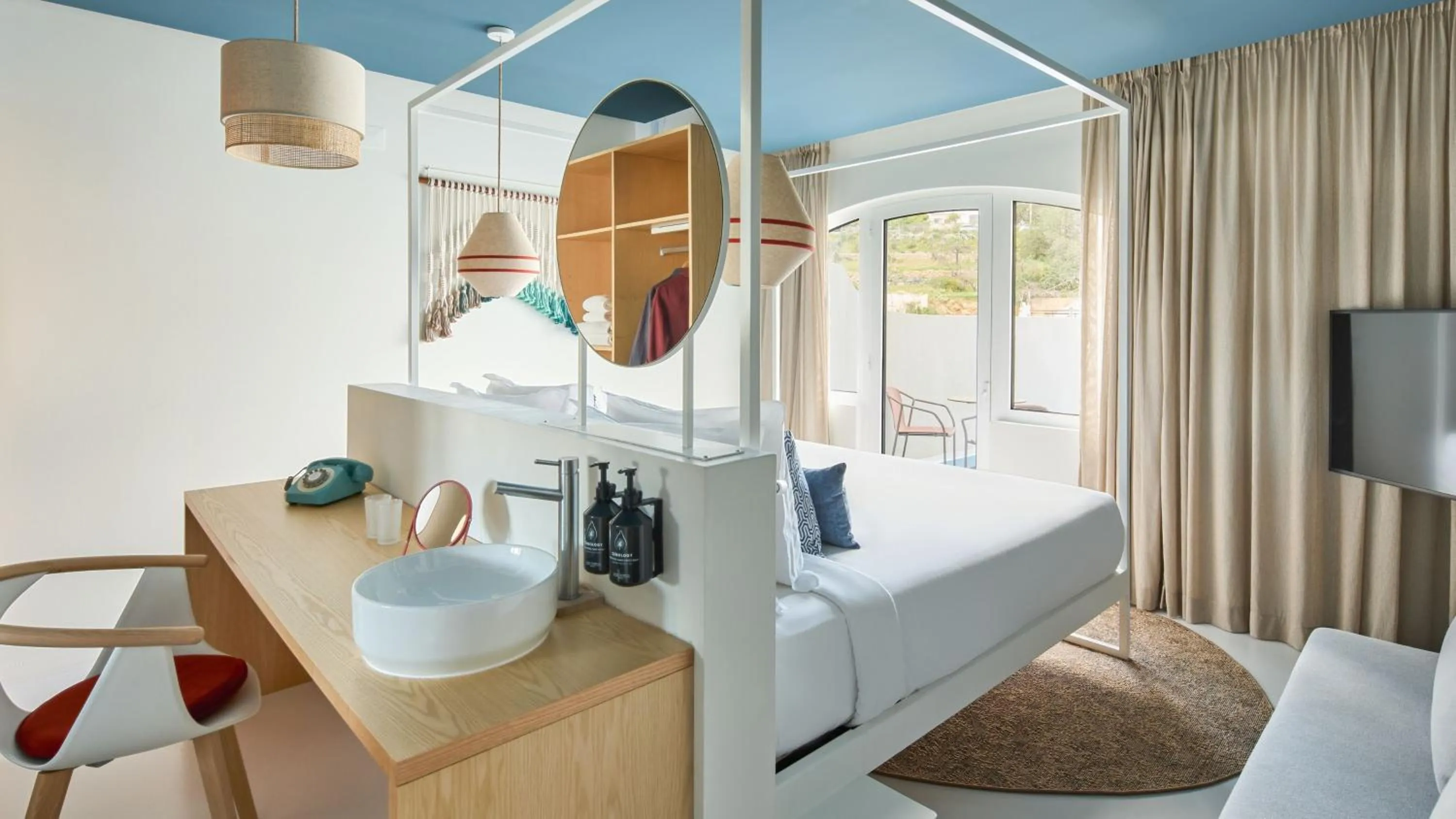 Photo of the whole room, Bed in Hotel Indigo Albufeira by IHG