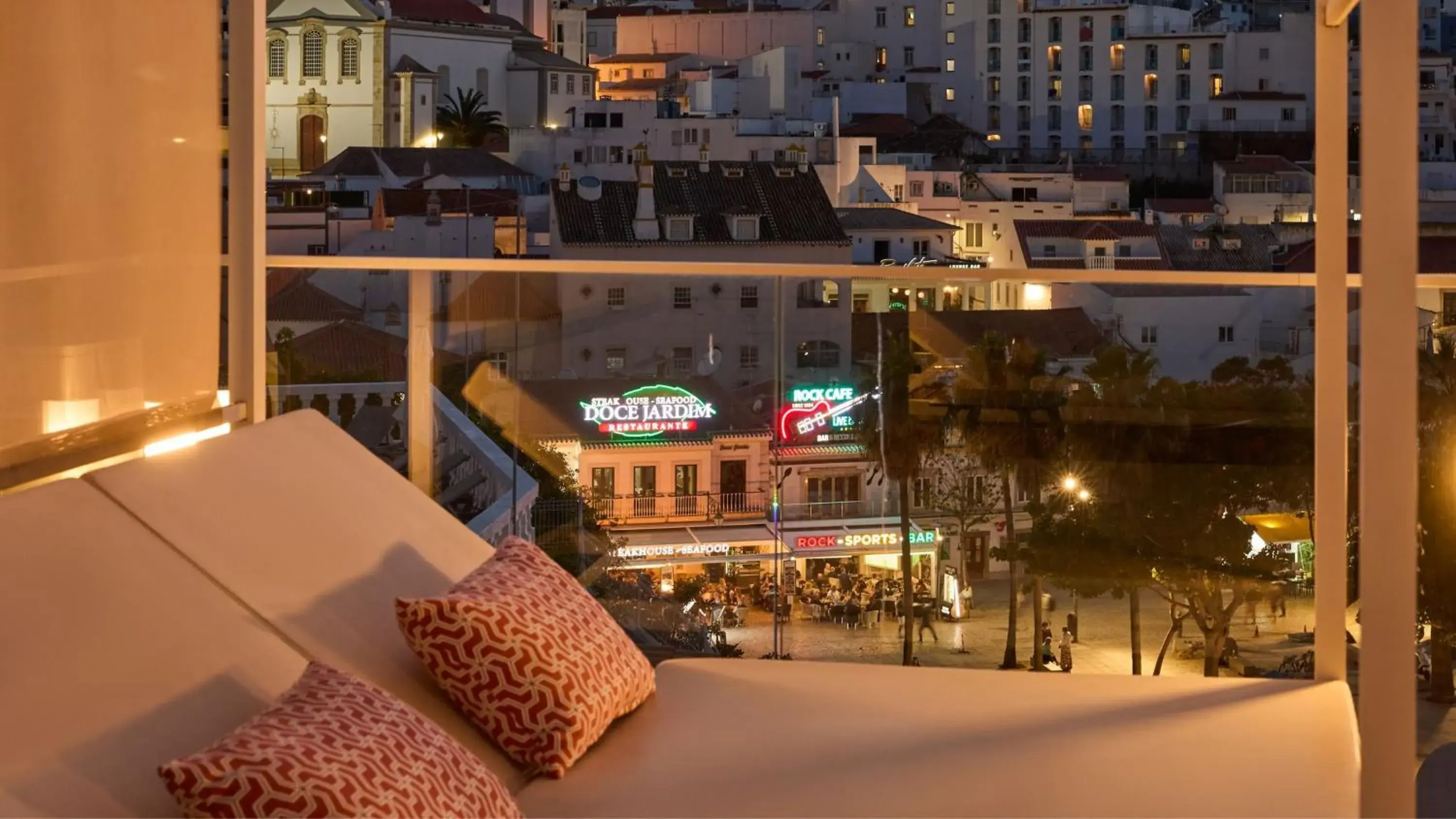 Lounge or bar in Hotel Indigo Albufeira by IHG Lounge or bar in Hotel Indigo Albufeira by IHG