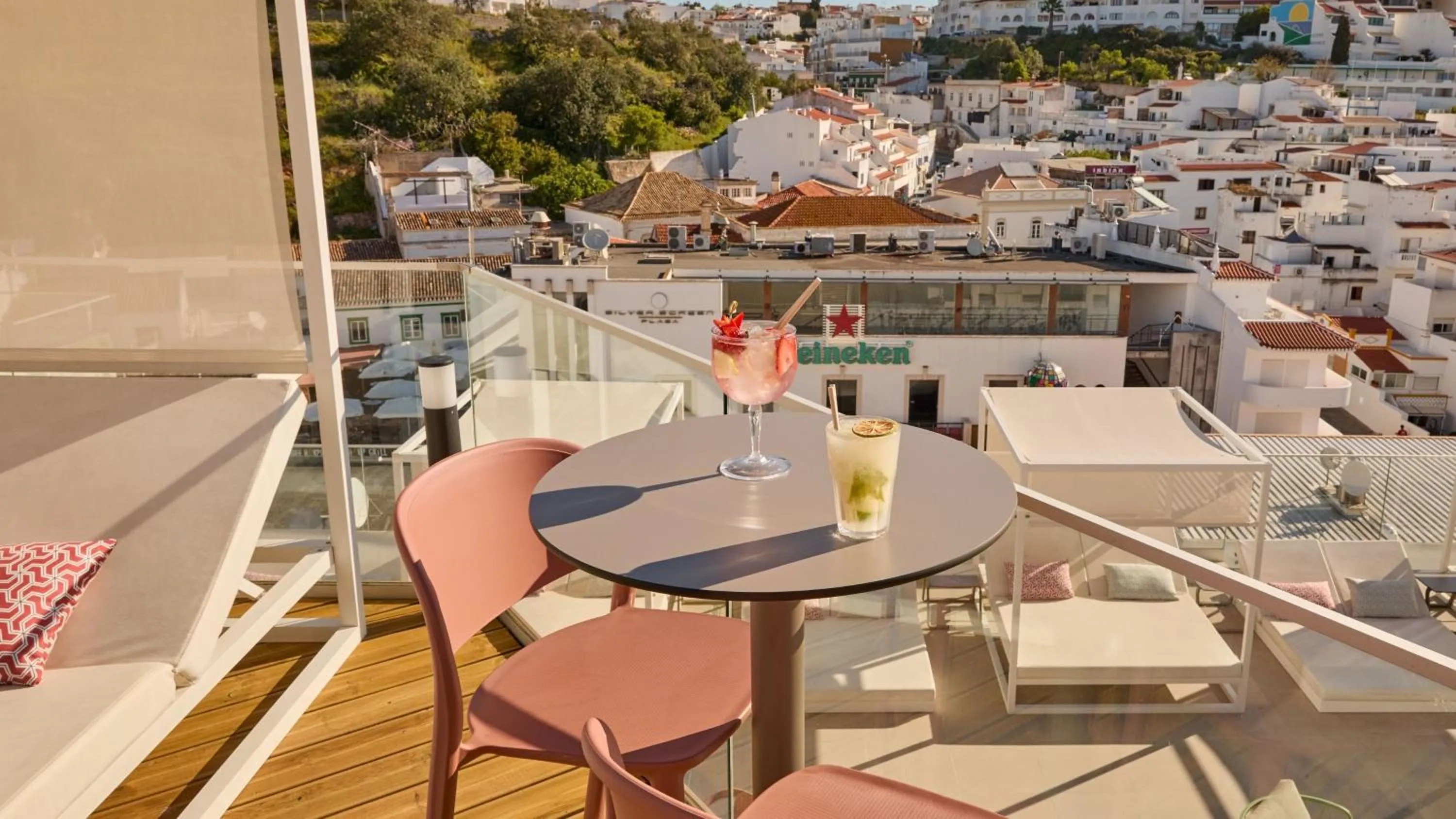 Lounge or bar in Hotel Indigo Albufeira by IHG