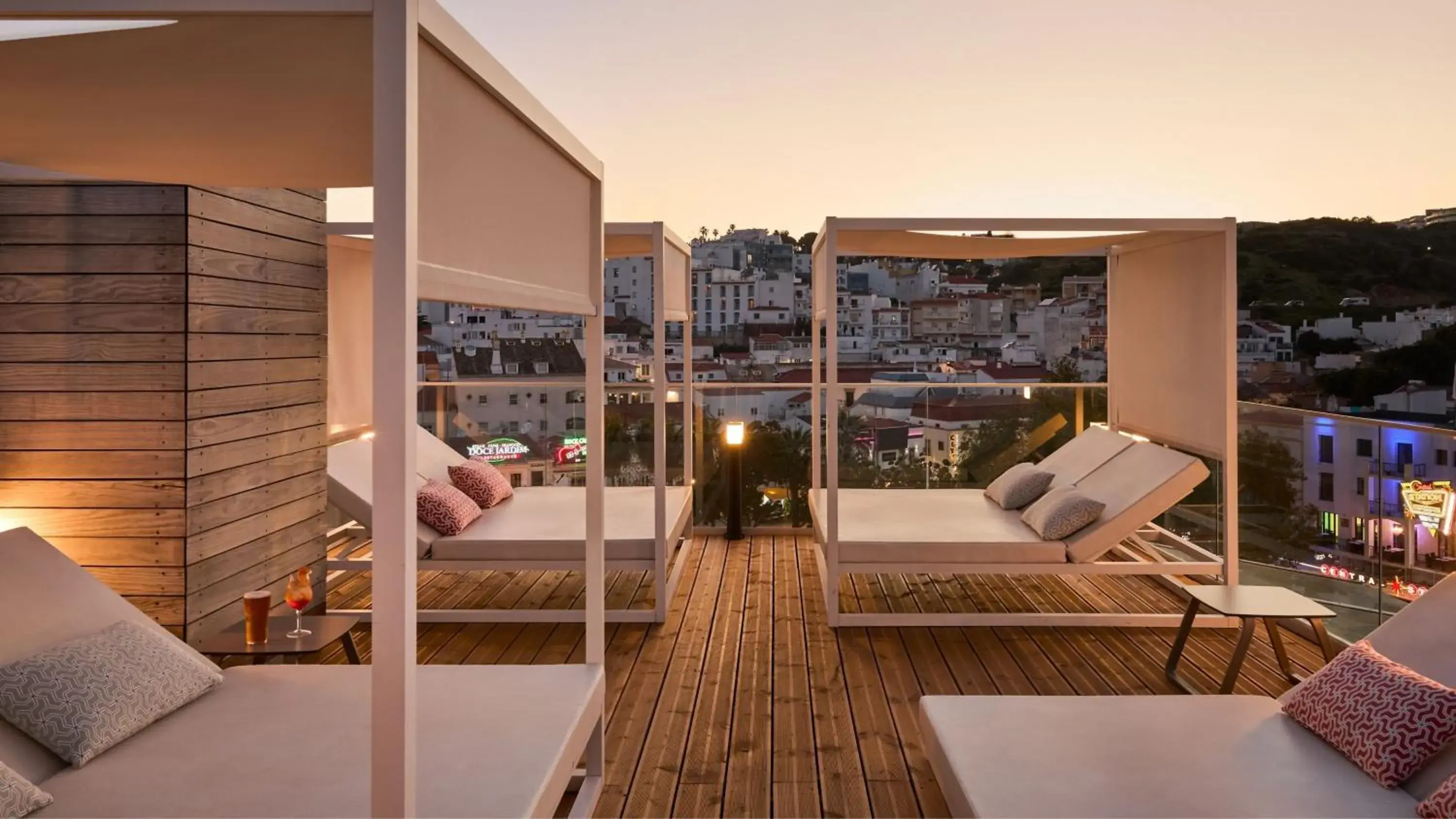 Lounge or bar in Hotel Indigo Albufeira by IHG Lounge or bar in Hotel Indigo Albufeira by IHG