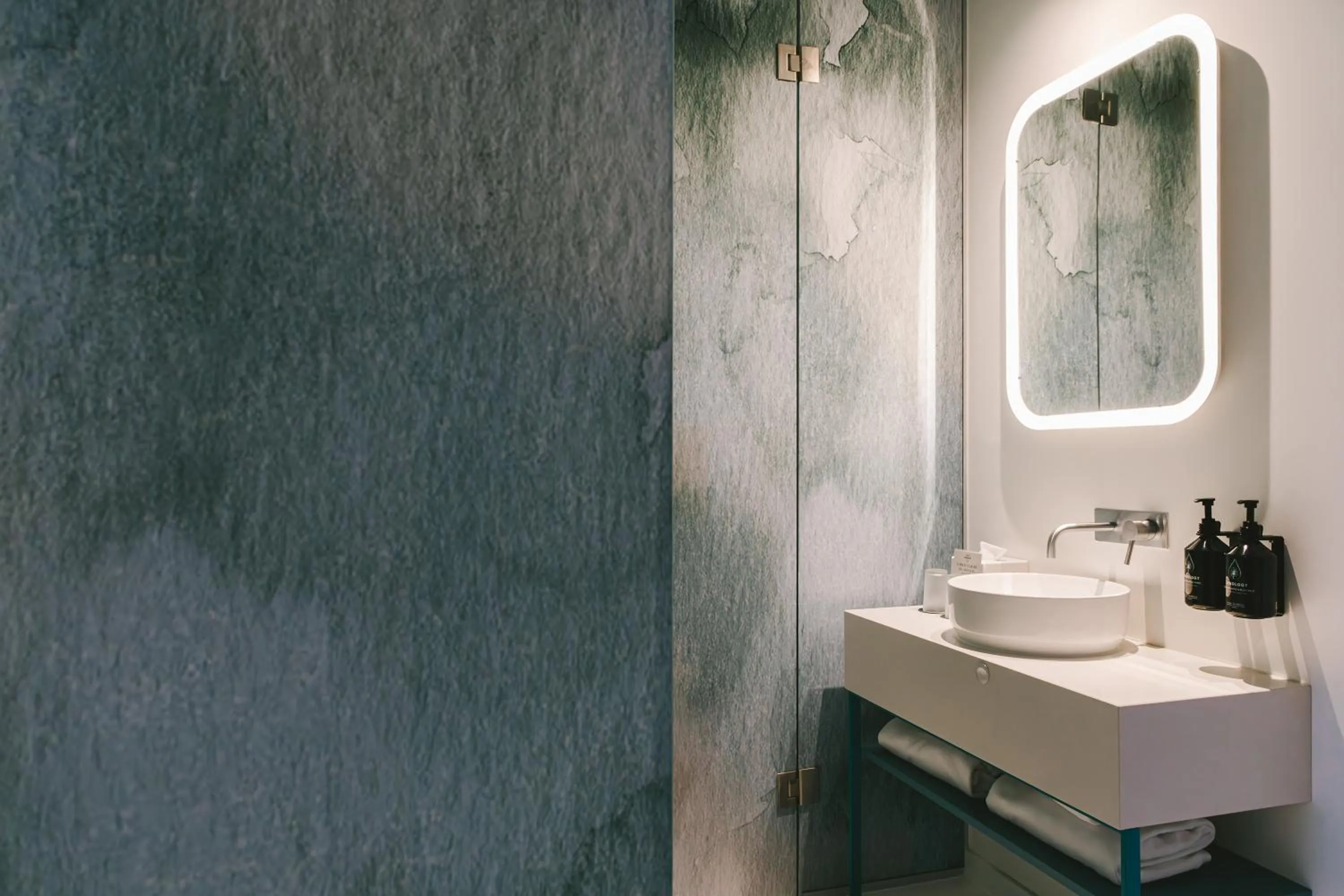 Bathroom in Hotel Indigo Albufeira by IHG