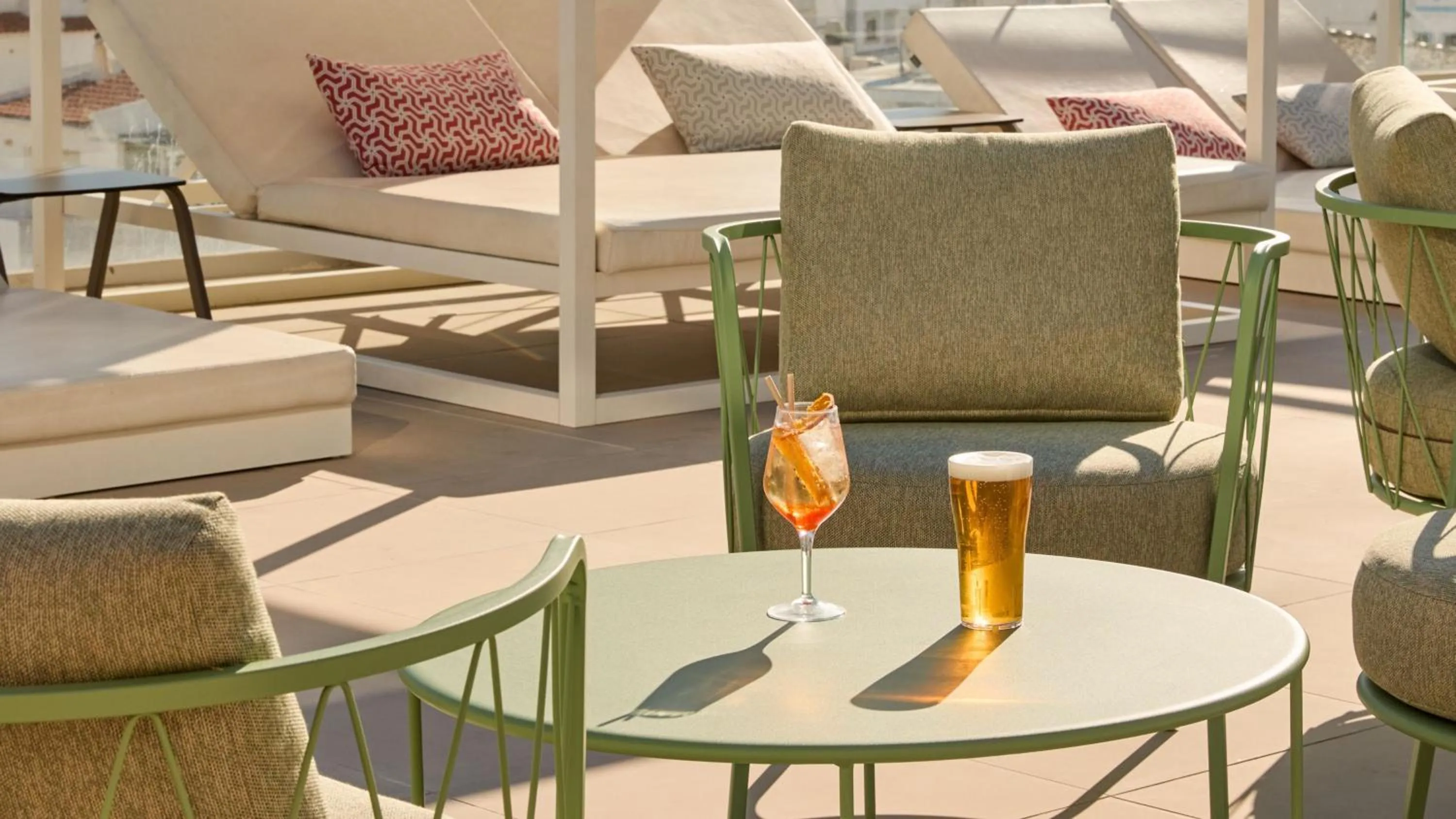 Lounge or bar in Hotel Indigo Albufeira by IHG