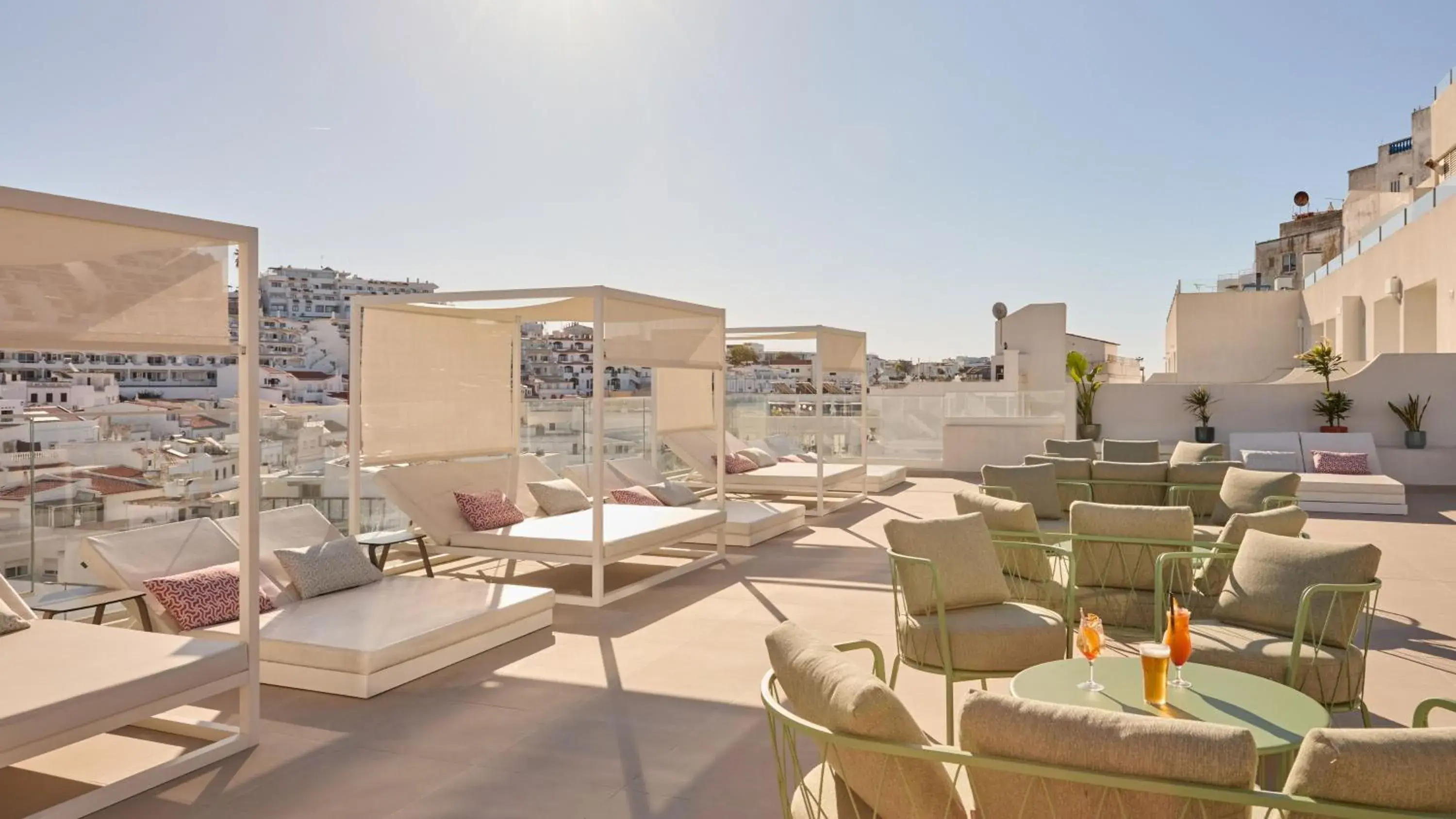 Lounge or bar in Hotel Indigo Albufeira by IHG Lounge or bar in Hotel Indigo Albufeira by IHG