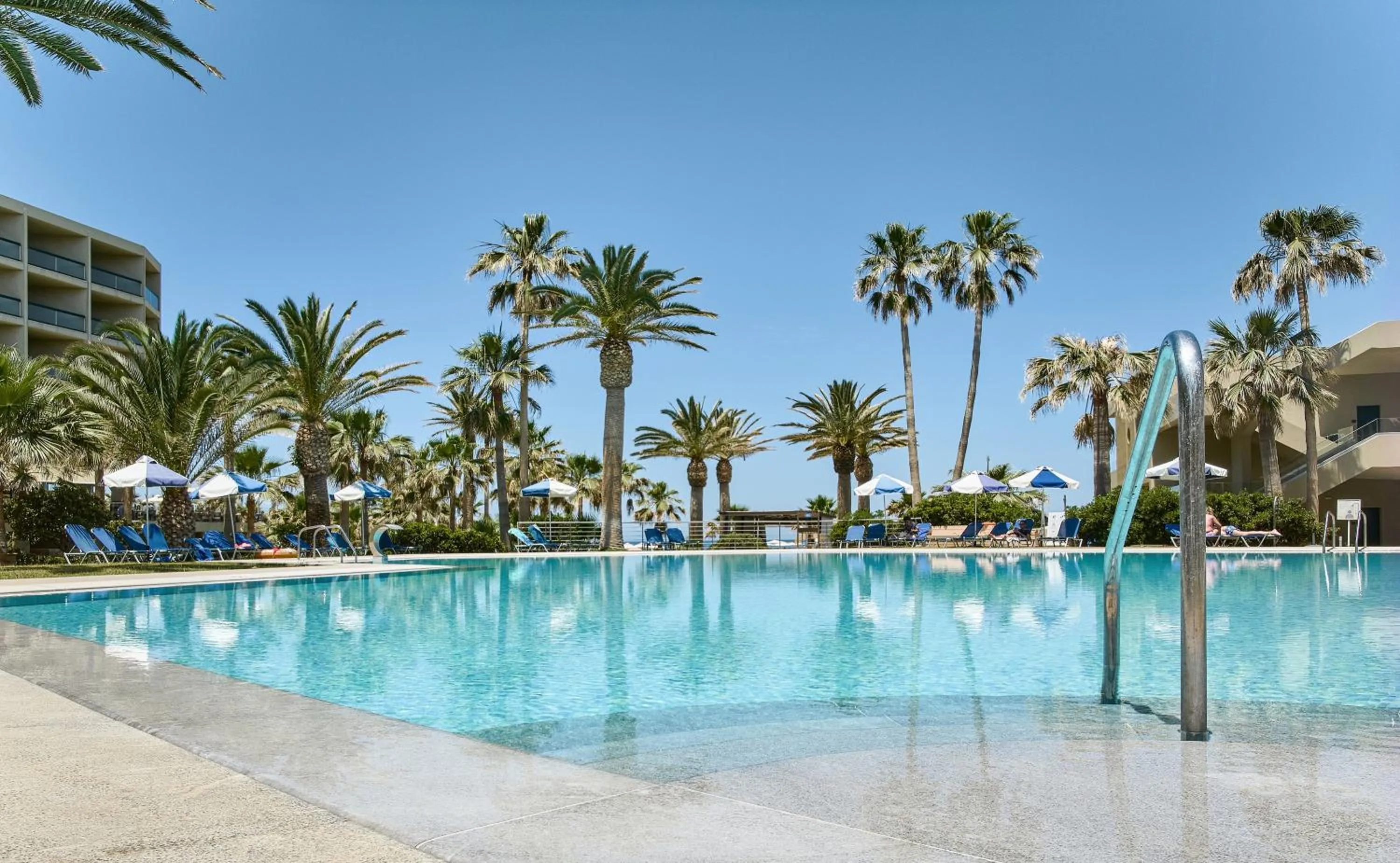 Swimming pool in Sirens Beach & Village