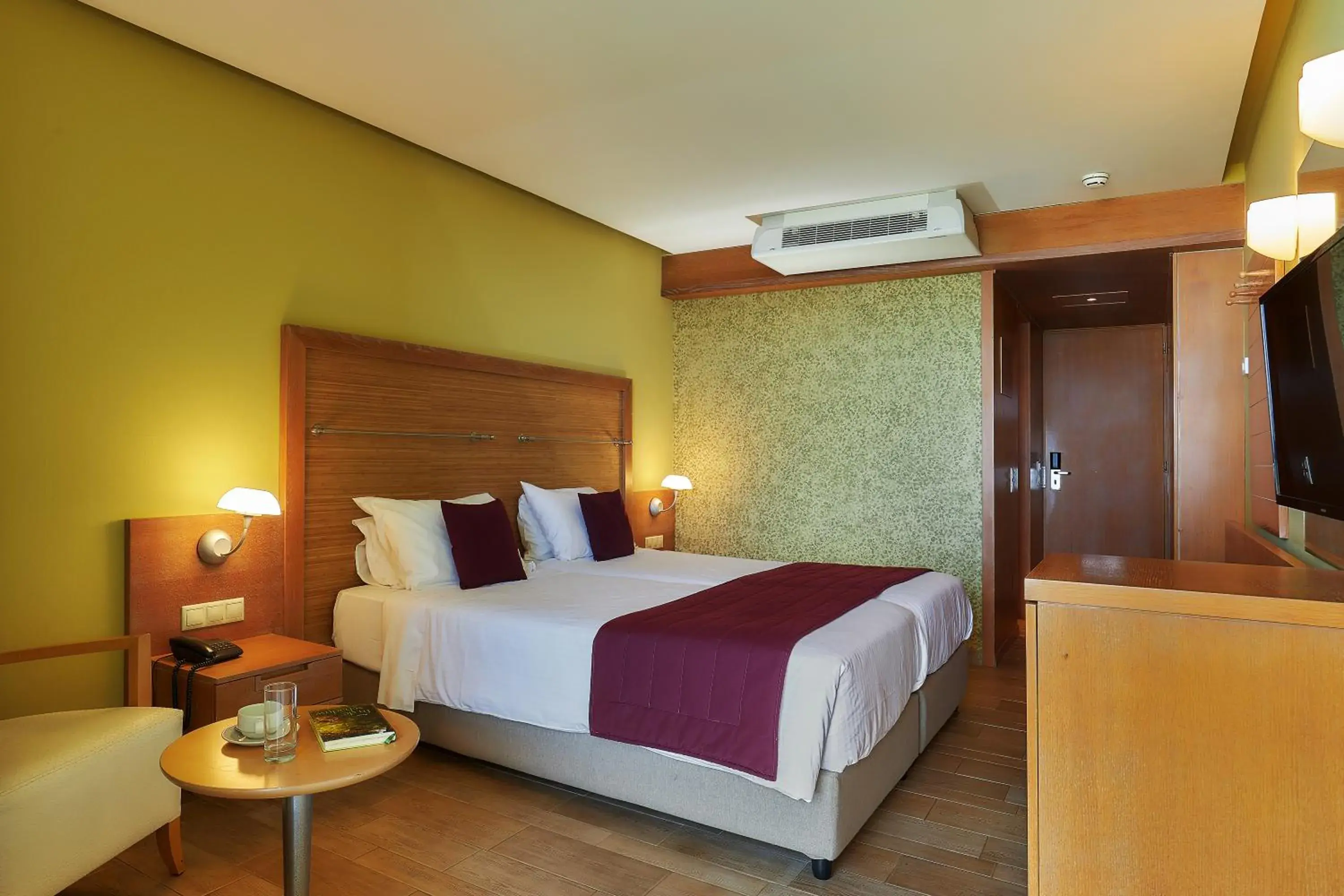 Twin Room Mountain view in Sirens Beach & Village Twin Room Mountain view in Sirens Beach & Village