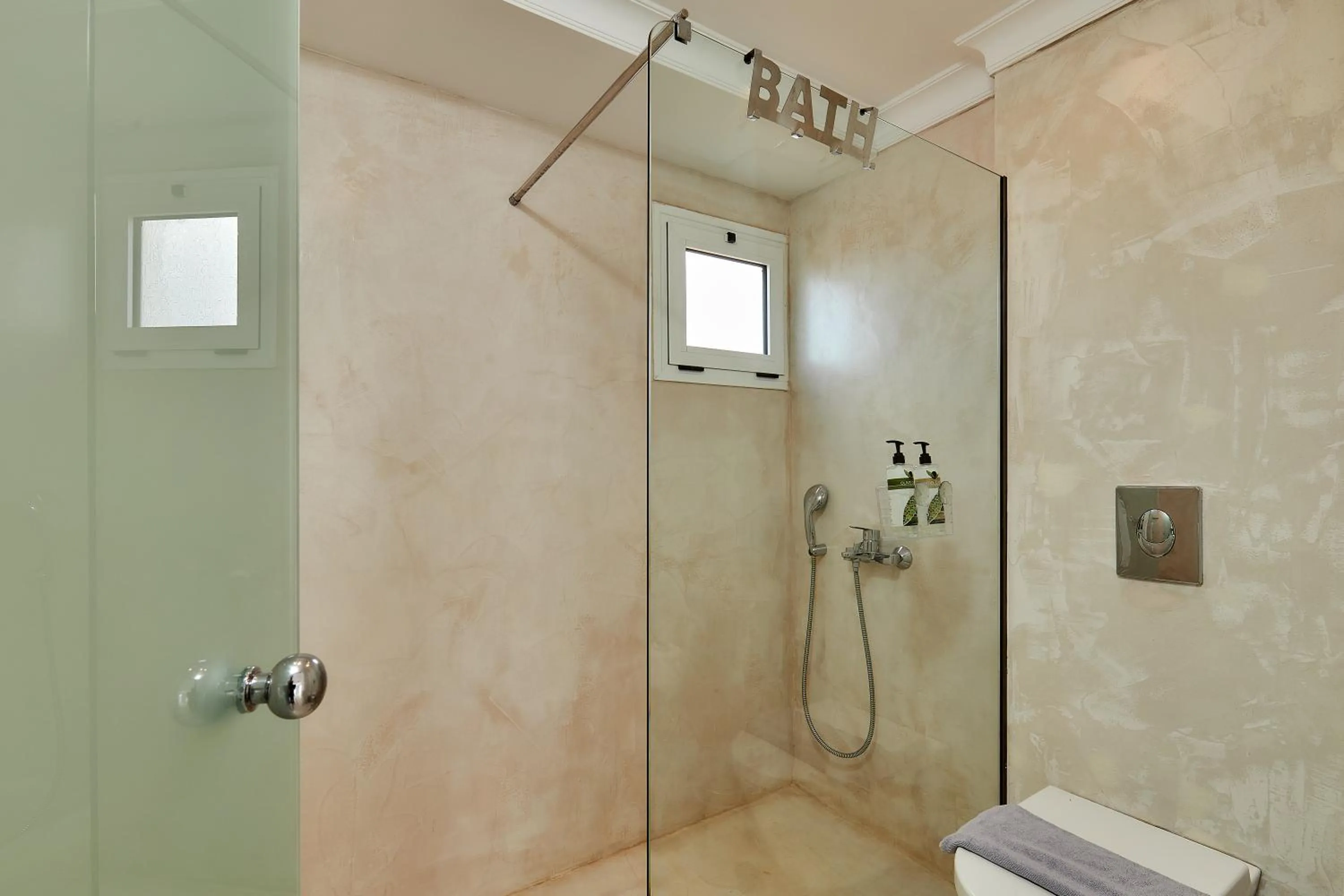 Shower in Sirens Beach & Village