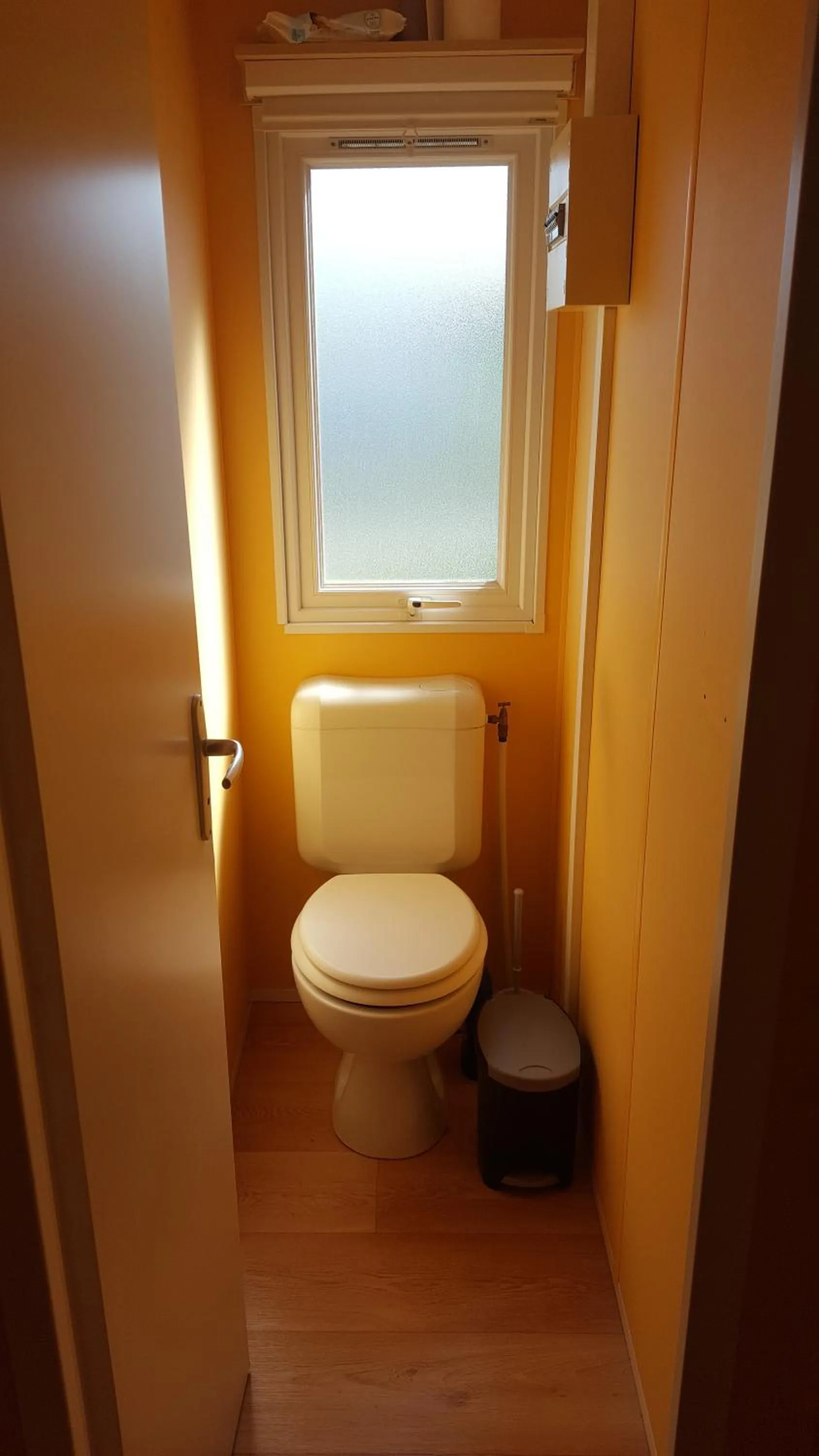 Toilet in Bungalows Land'shause