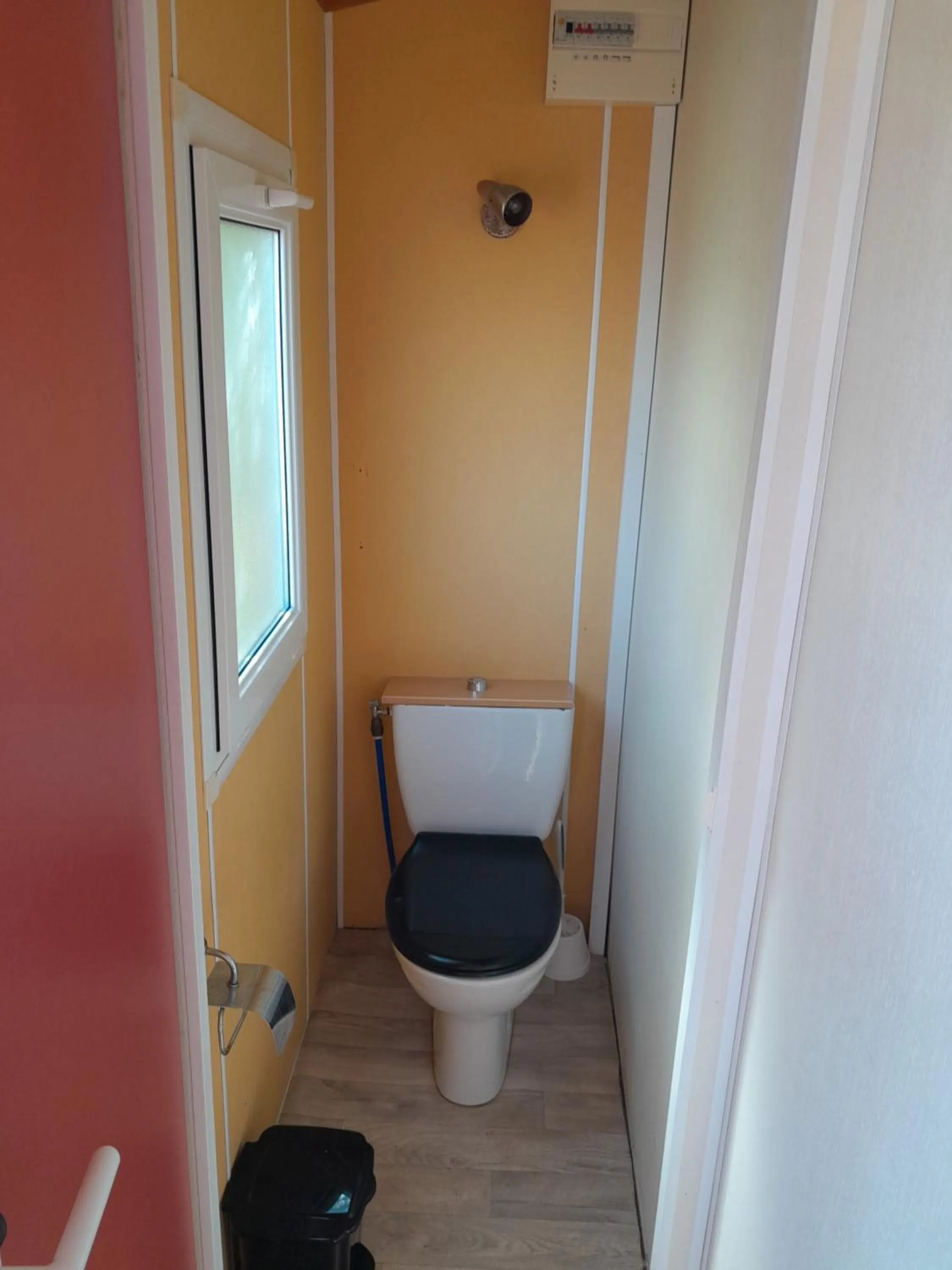 Toilet in Bungalows Land'shause