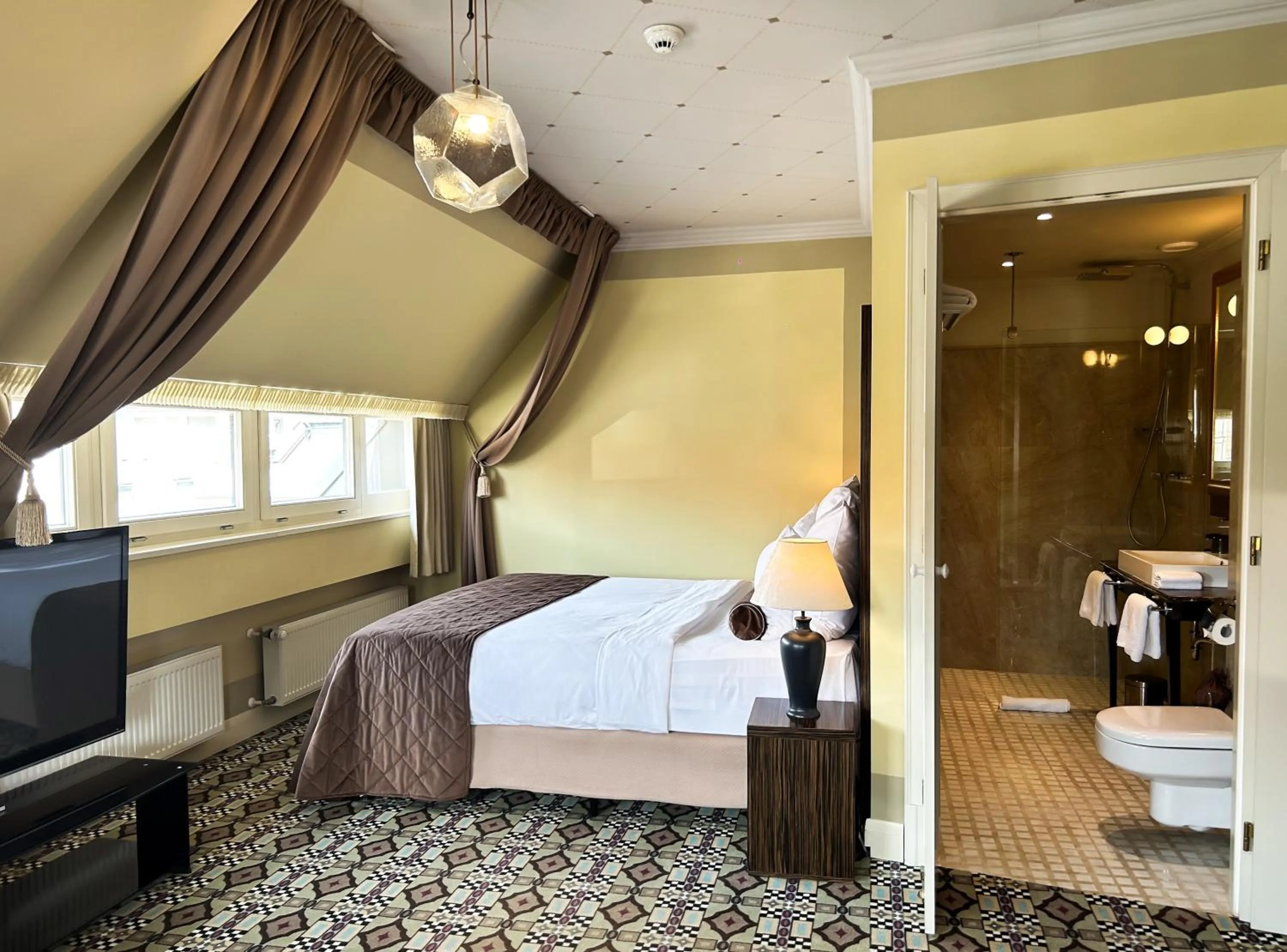 Photo of the whole room, Bed in Grandezza Hotel Luxury Palace