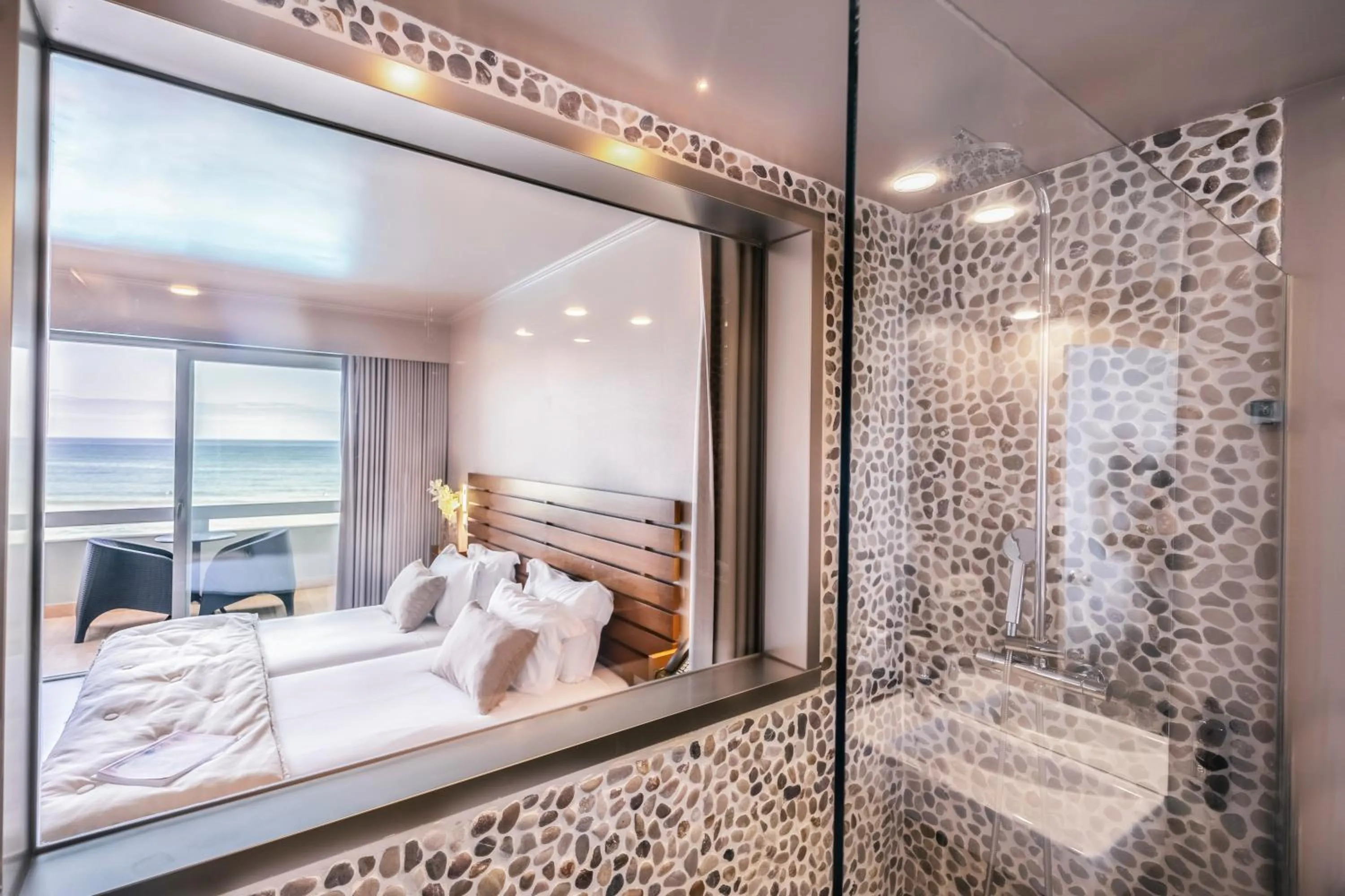 Shower, Bed in Arribas Sintra Hotel