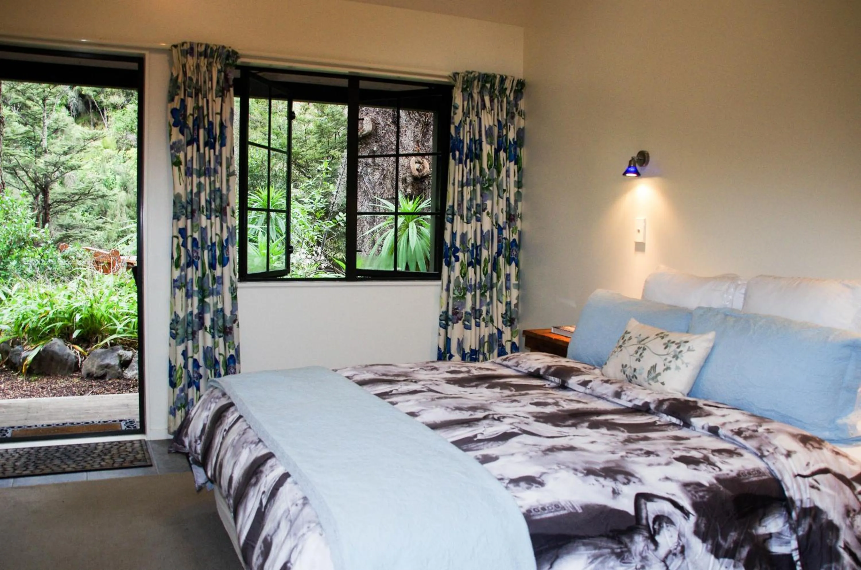 Photo of the whole room, Bed in River Valley Lodge