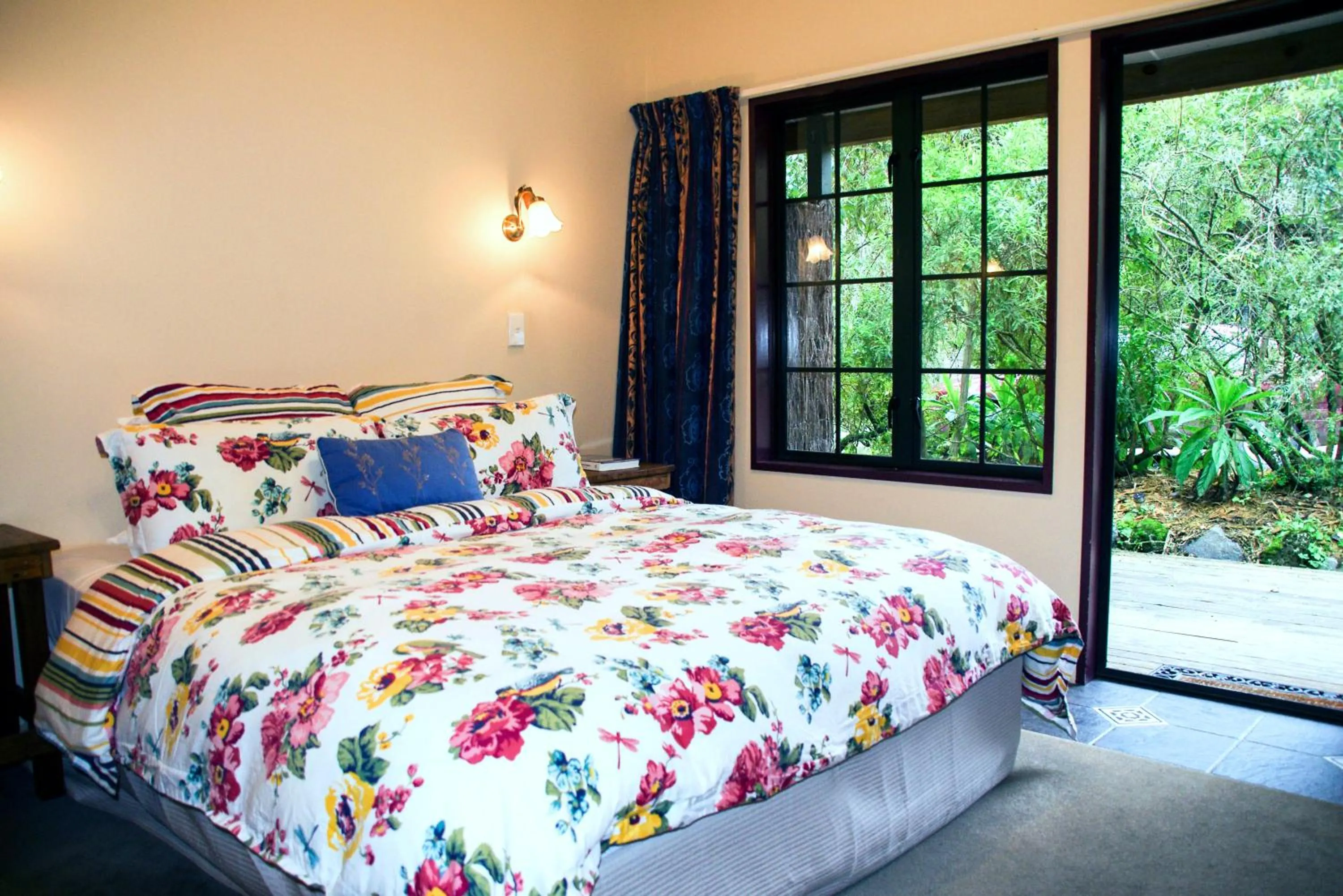 Photo of the whole room, Bed in River Valley Lodge