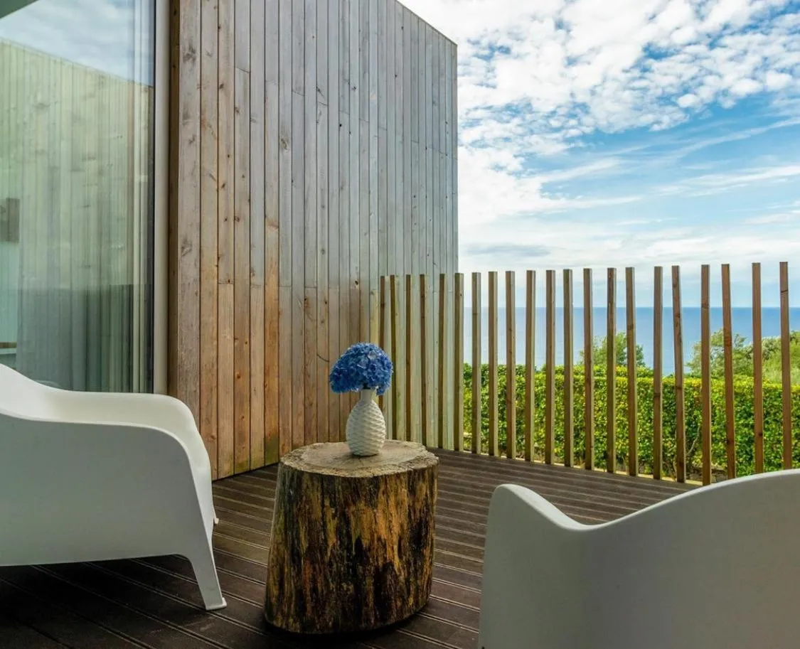 Property building in Mosteiros Place