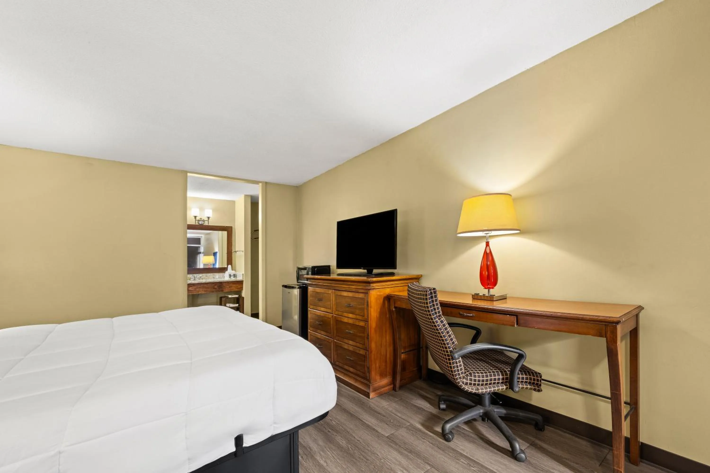 Bed in Americas Best Value Inn - Wilson