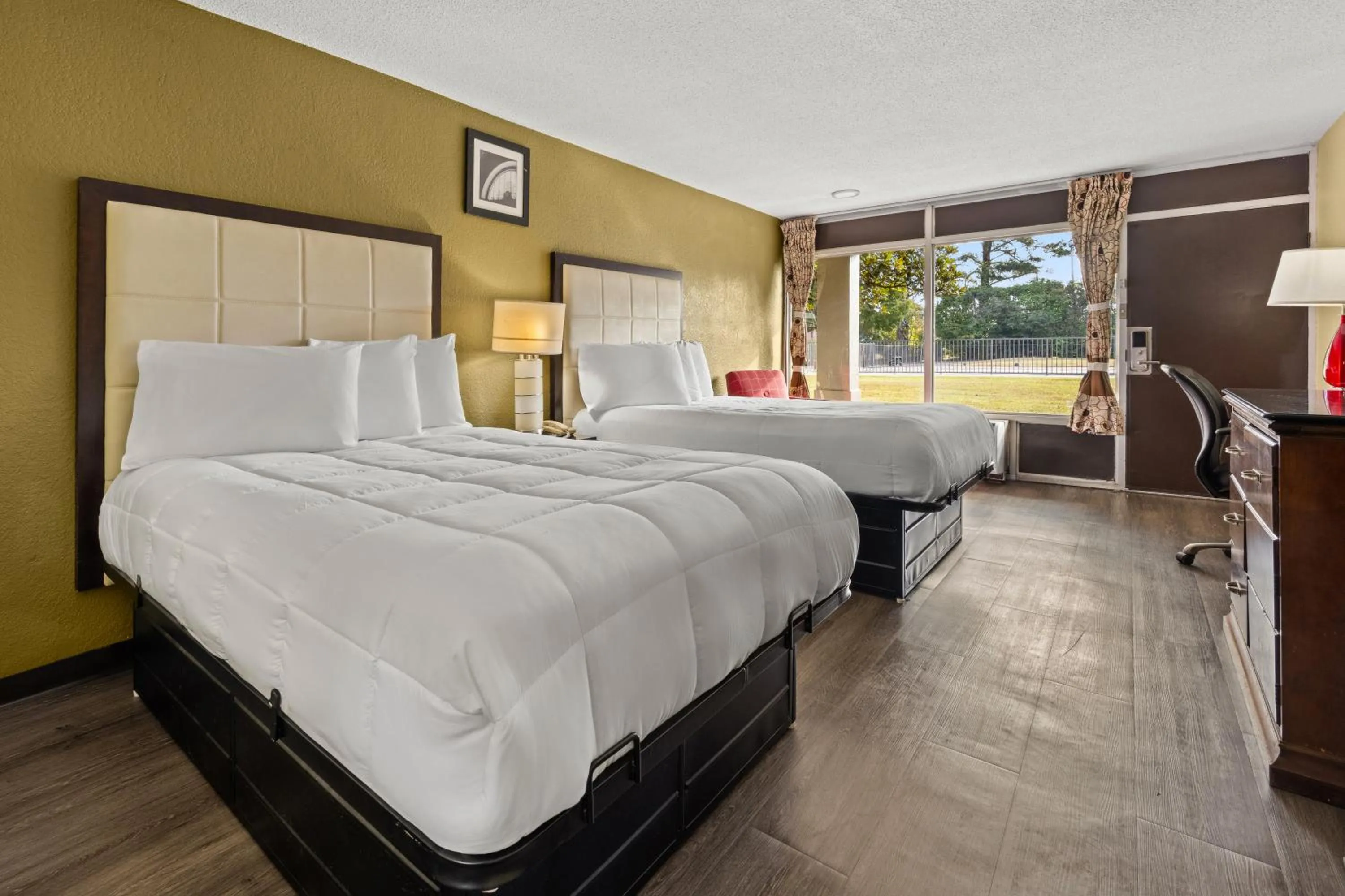 Bed in Americas Best Value Inn - Wilson