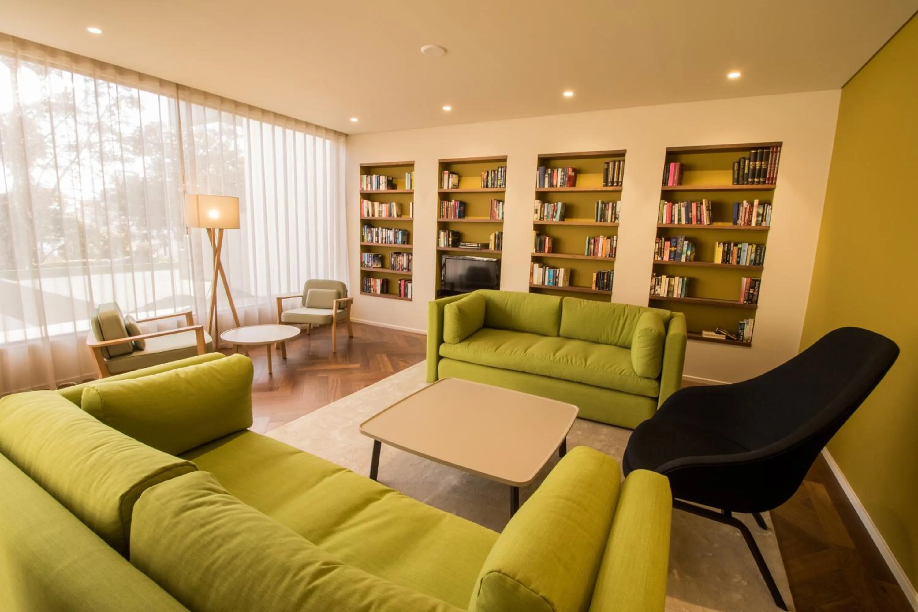 Communal lounge/ TV room in Hotel Girassol - Suite Hotel