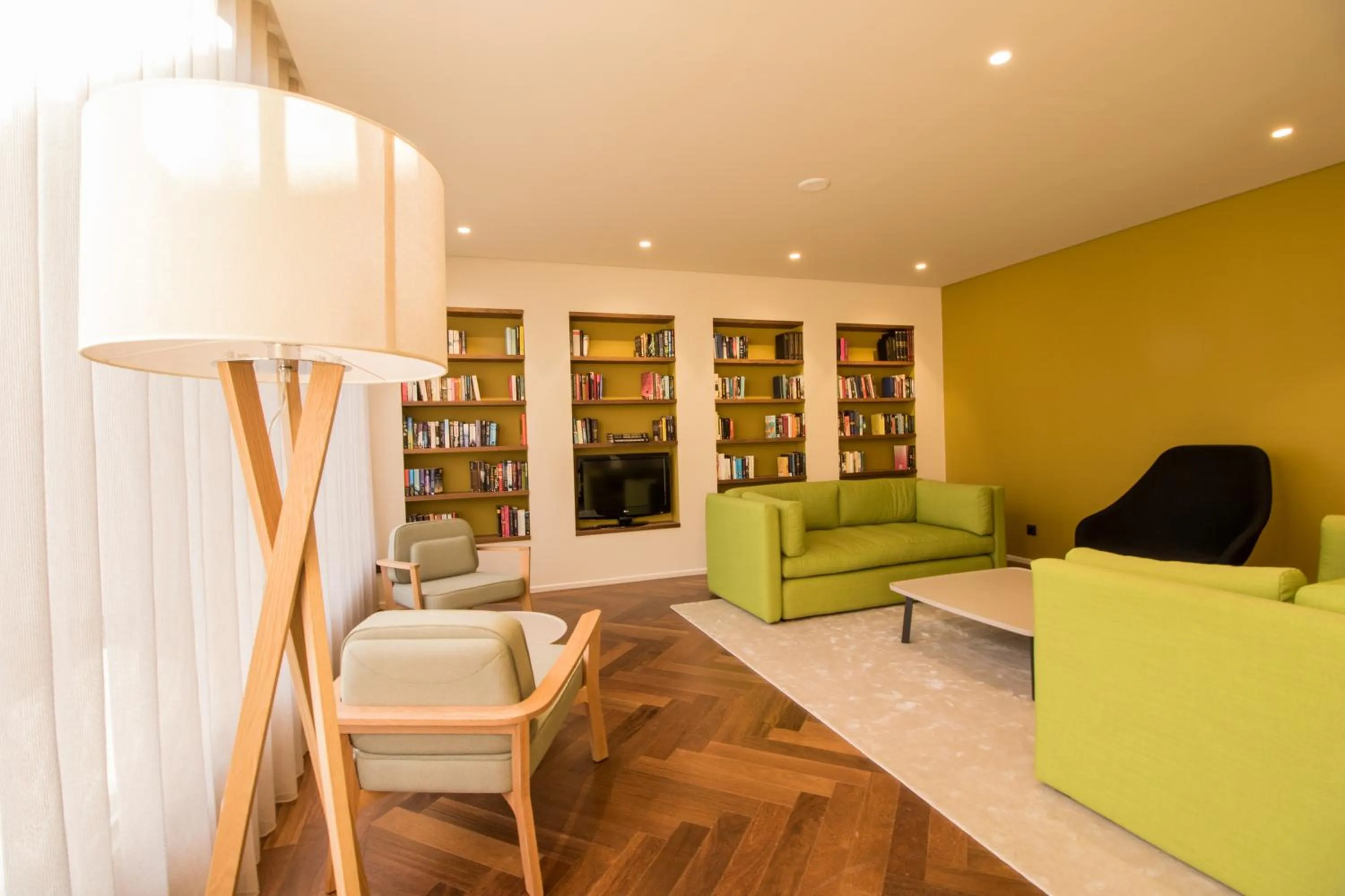 Communal lounge/ TV room in Hotel Girassol - Suite Hotel