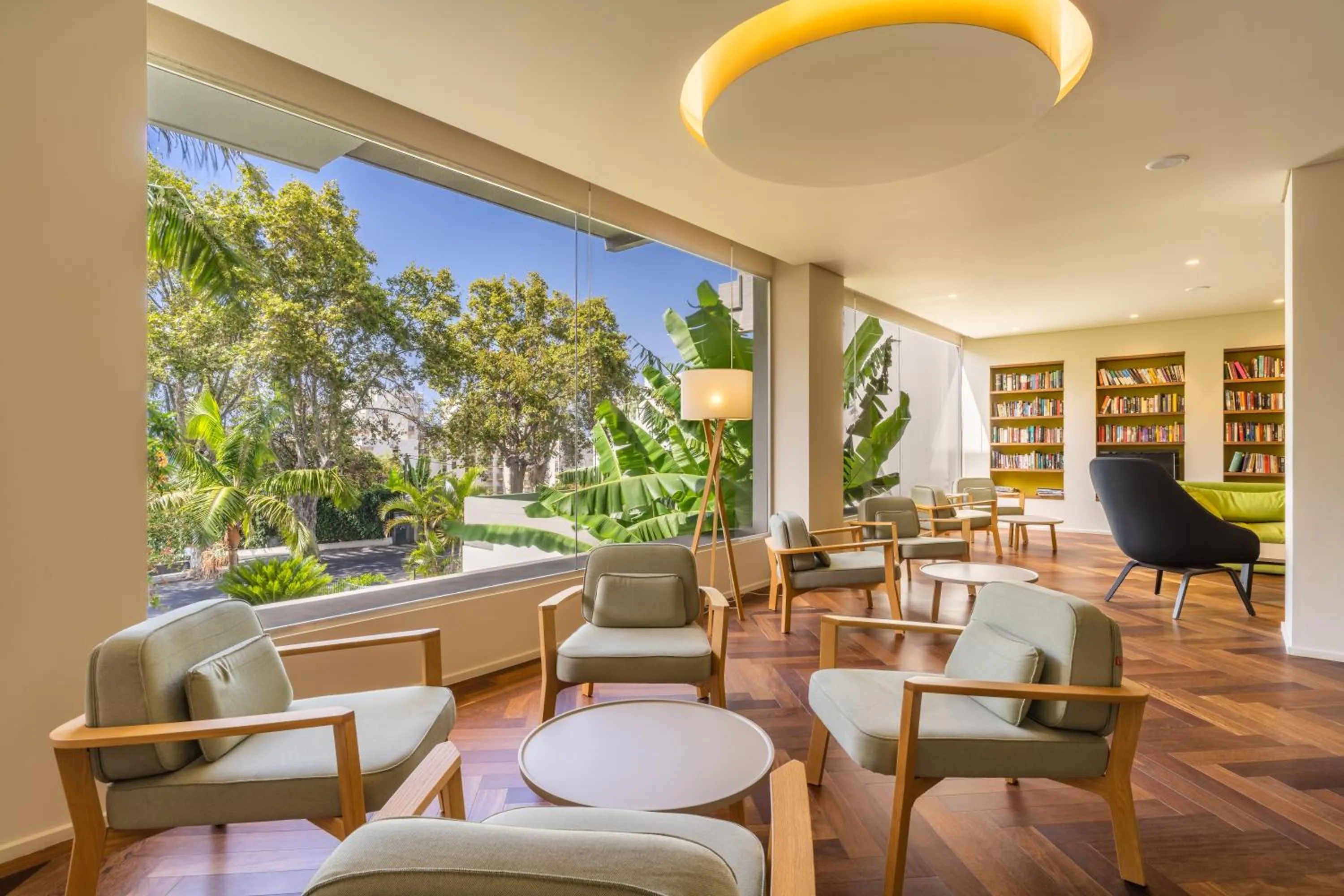 Library in Hotel Girassol - Suite Hotel