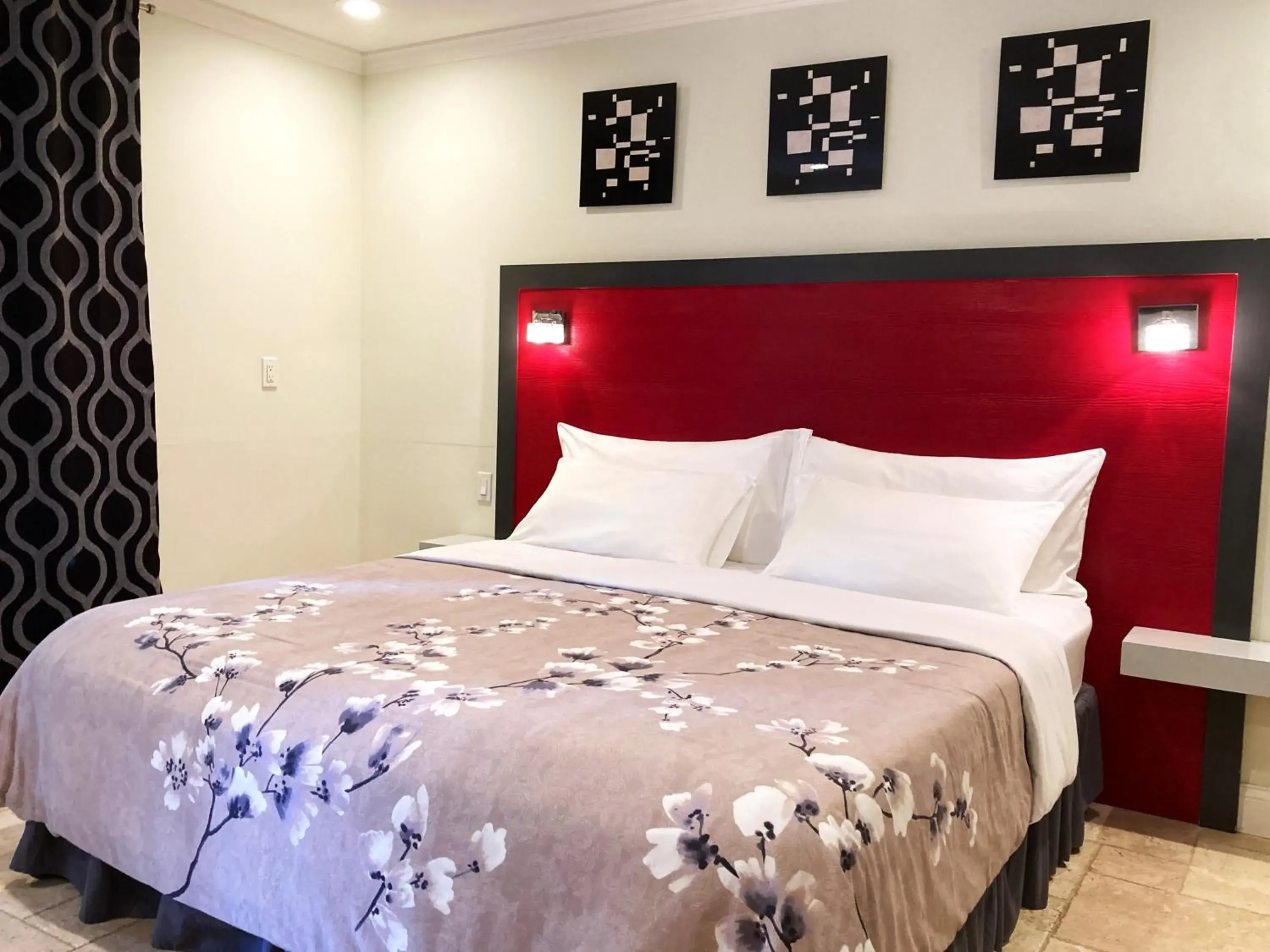 Bed in Retreat at Crystal Manatee Bed in Retreat at Crystal Manatee