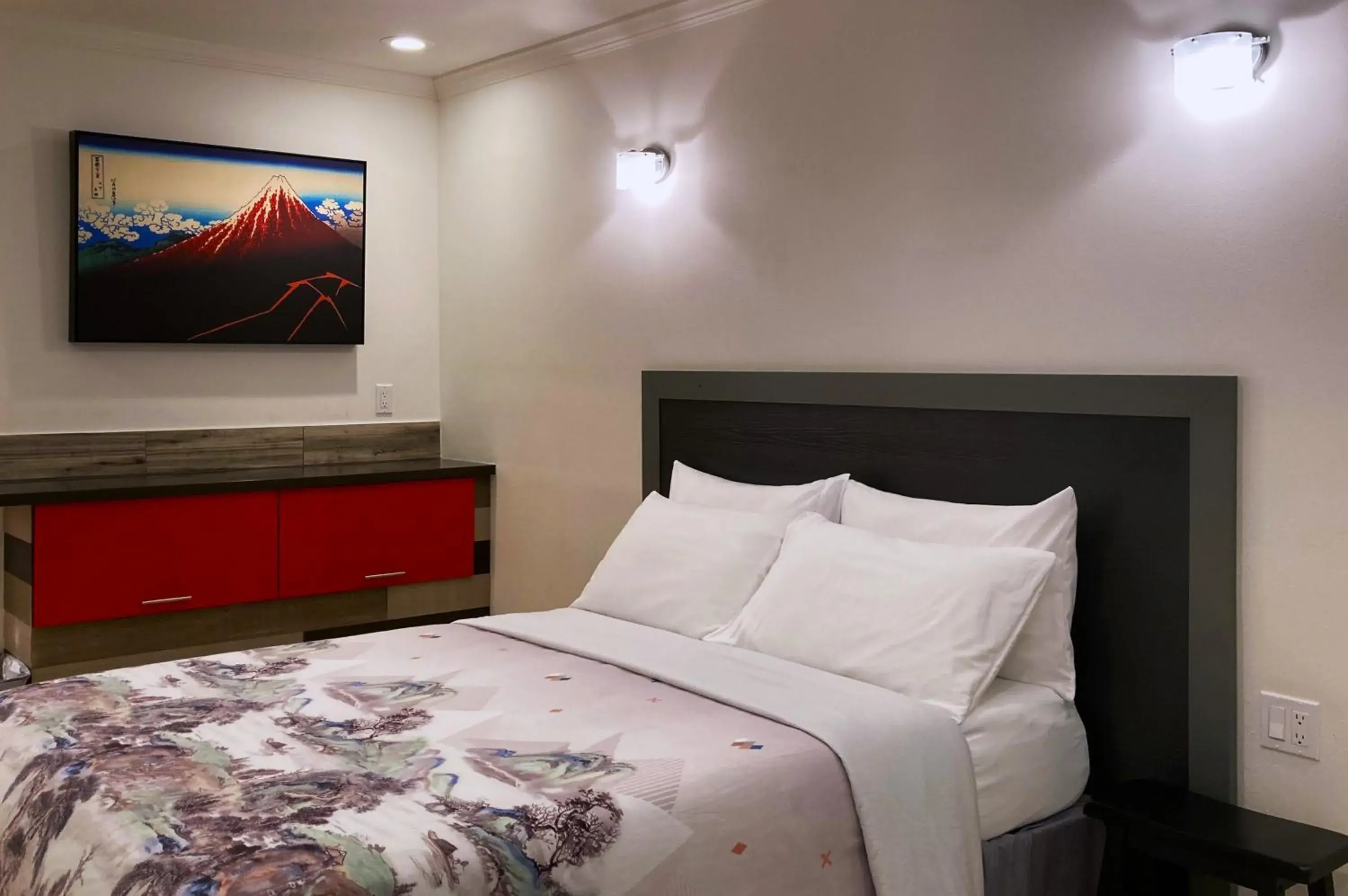 Decorative detail, Bed in Retreat at Crystal Manatee Decorative detail, Bed in Retreat at Crystal Manatee