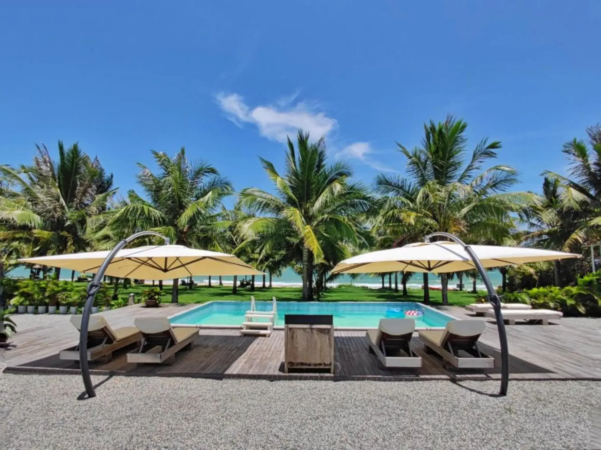 Swimming pool in Anyu Hotel Sanya Swimming pool in Anyu Hotel Sanya