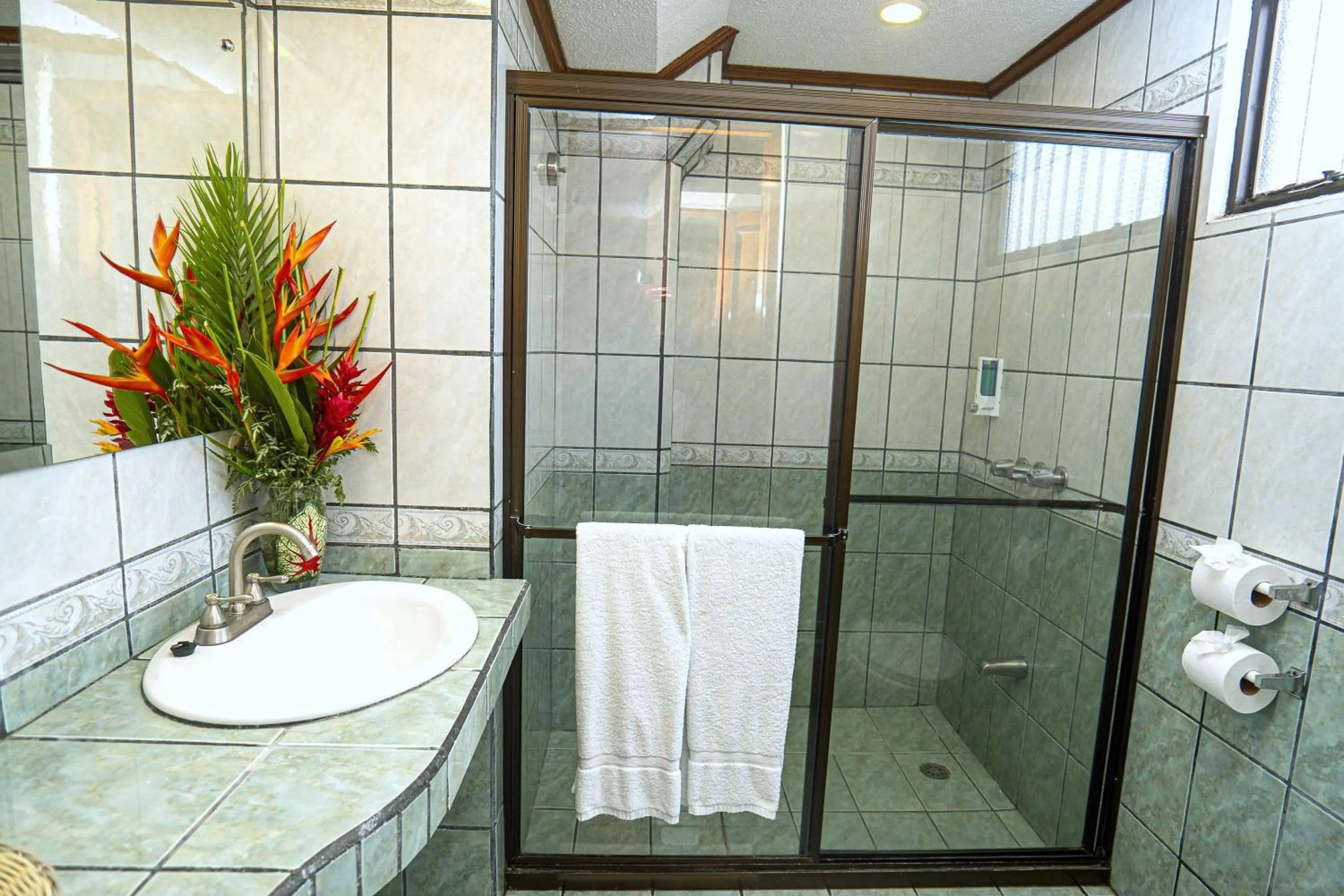 Shower in Best Western Hotel & Casino Kamuk