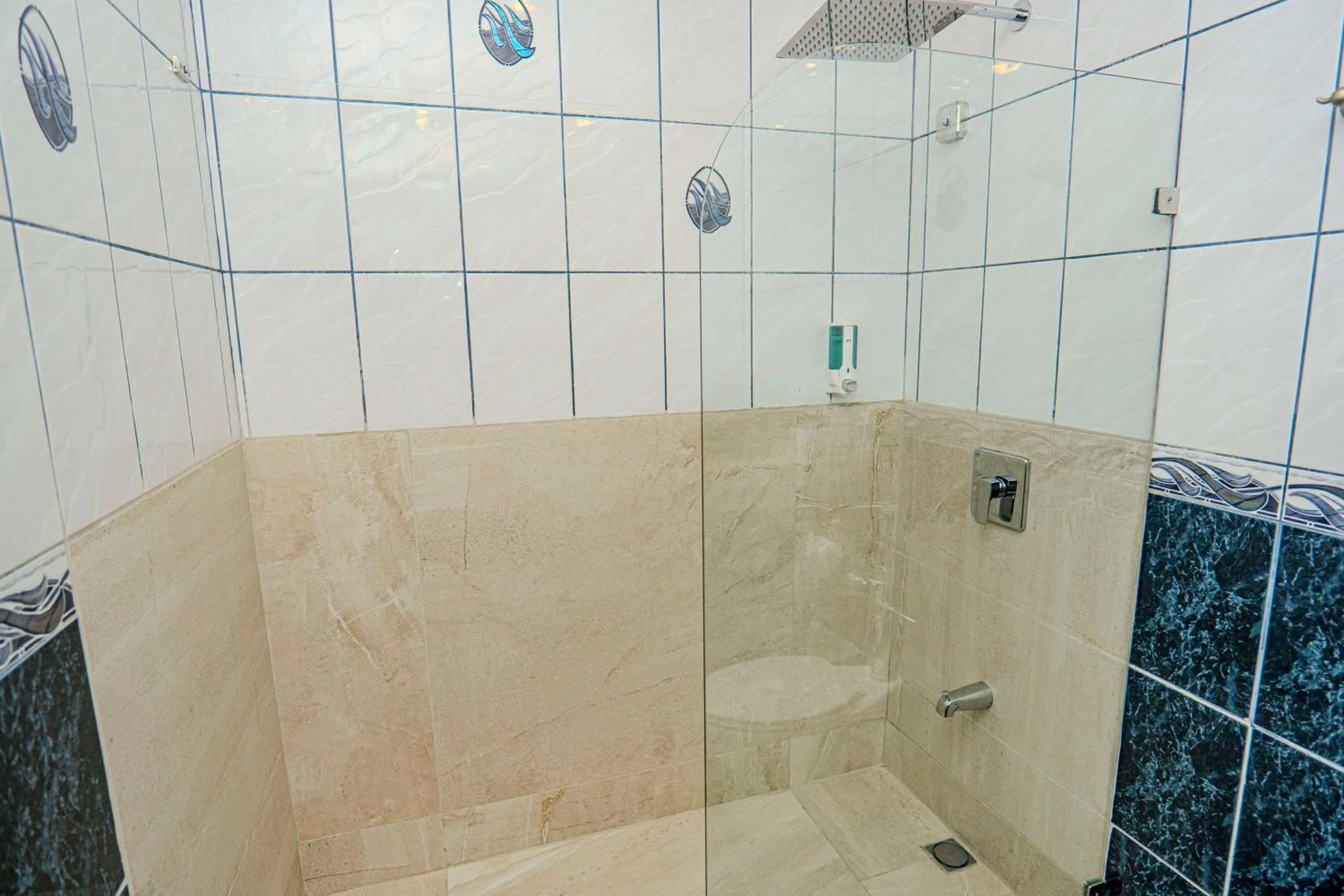 Shower in Best Western Hotel & Casino Kamuk
