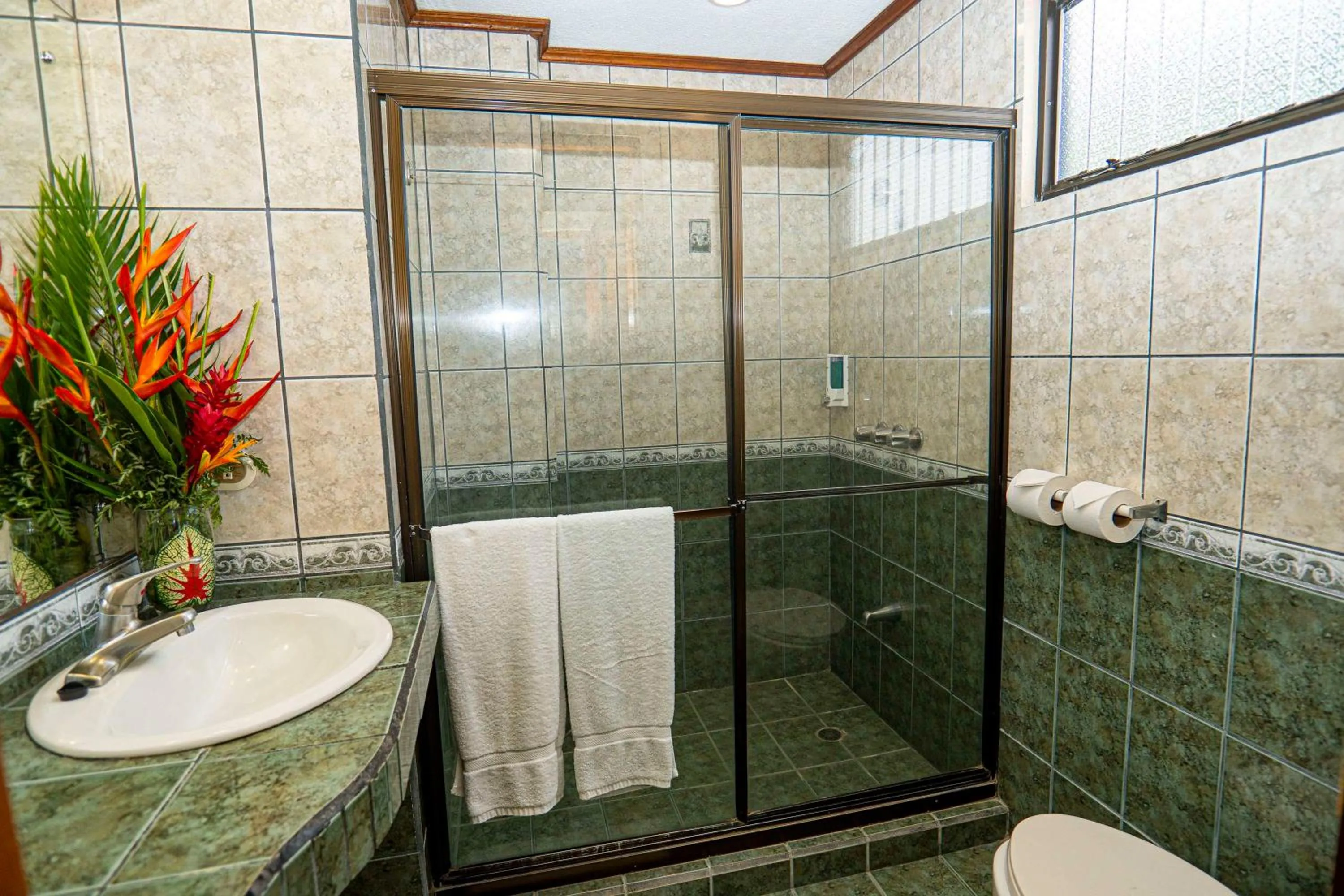 Shower in Best Western Hotel & Casino Kamuk