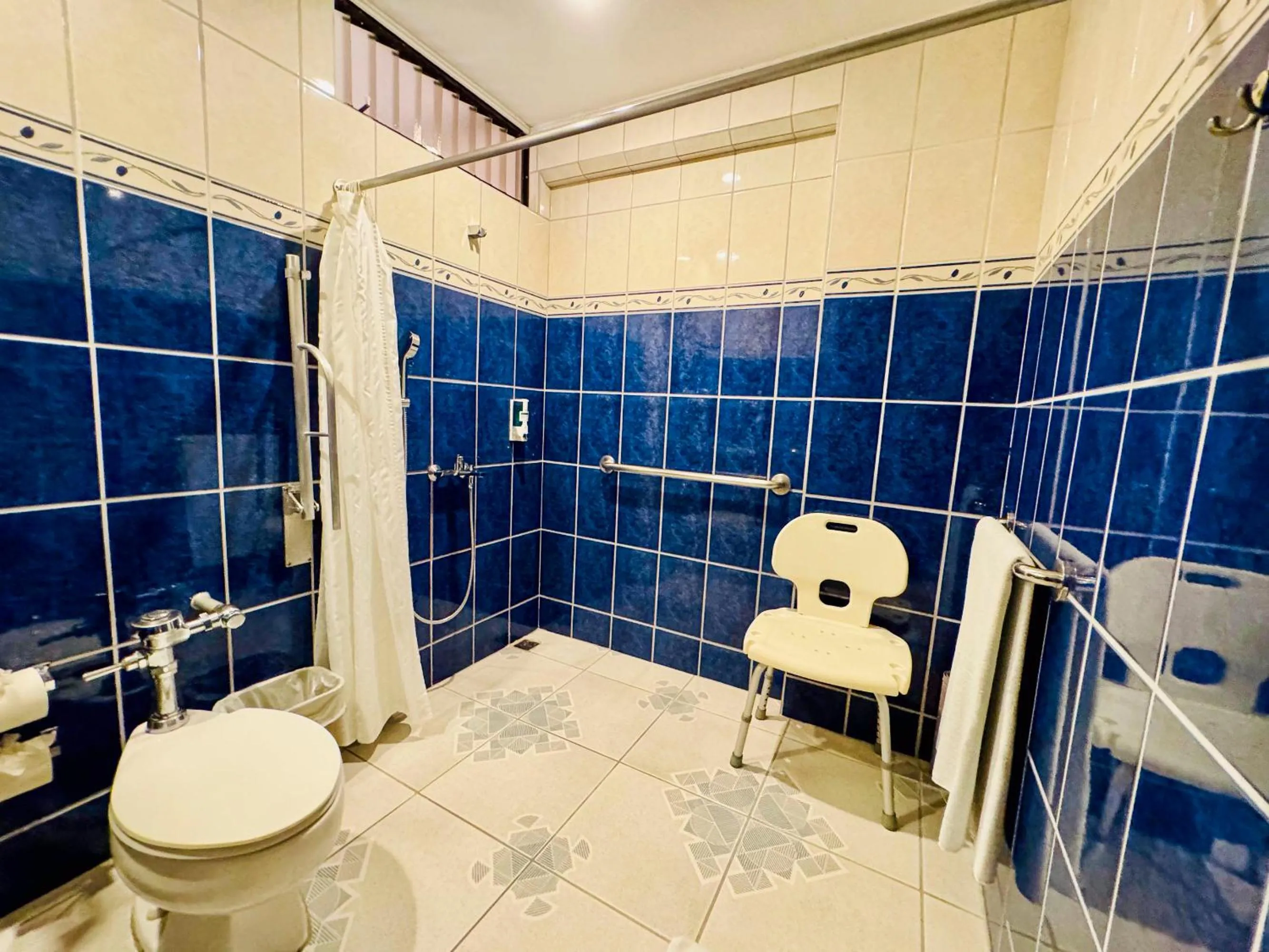 Shower in Best Western Hotel & Casino Kamuk
