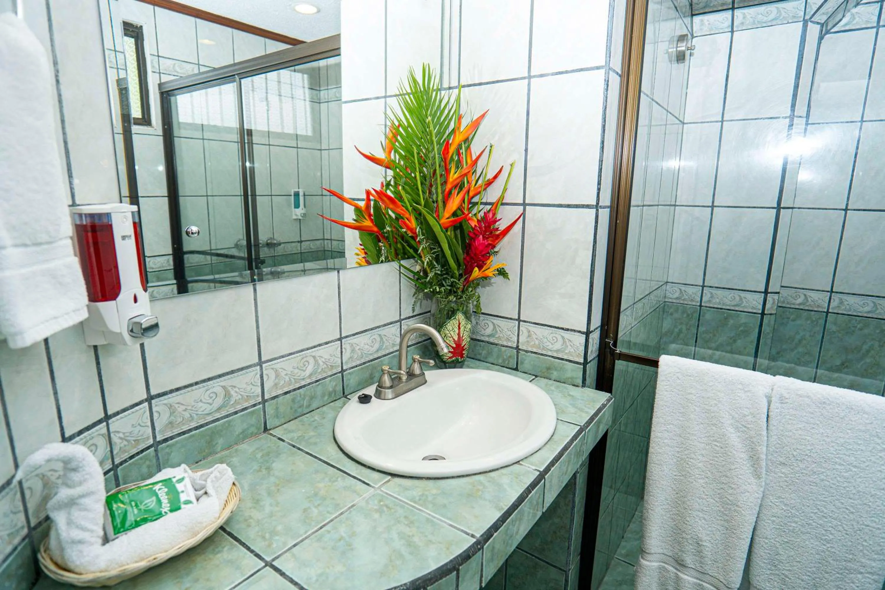 Shower in Best Western Hotel & Casino Kamuk