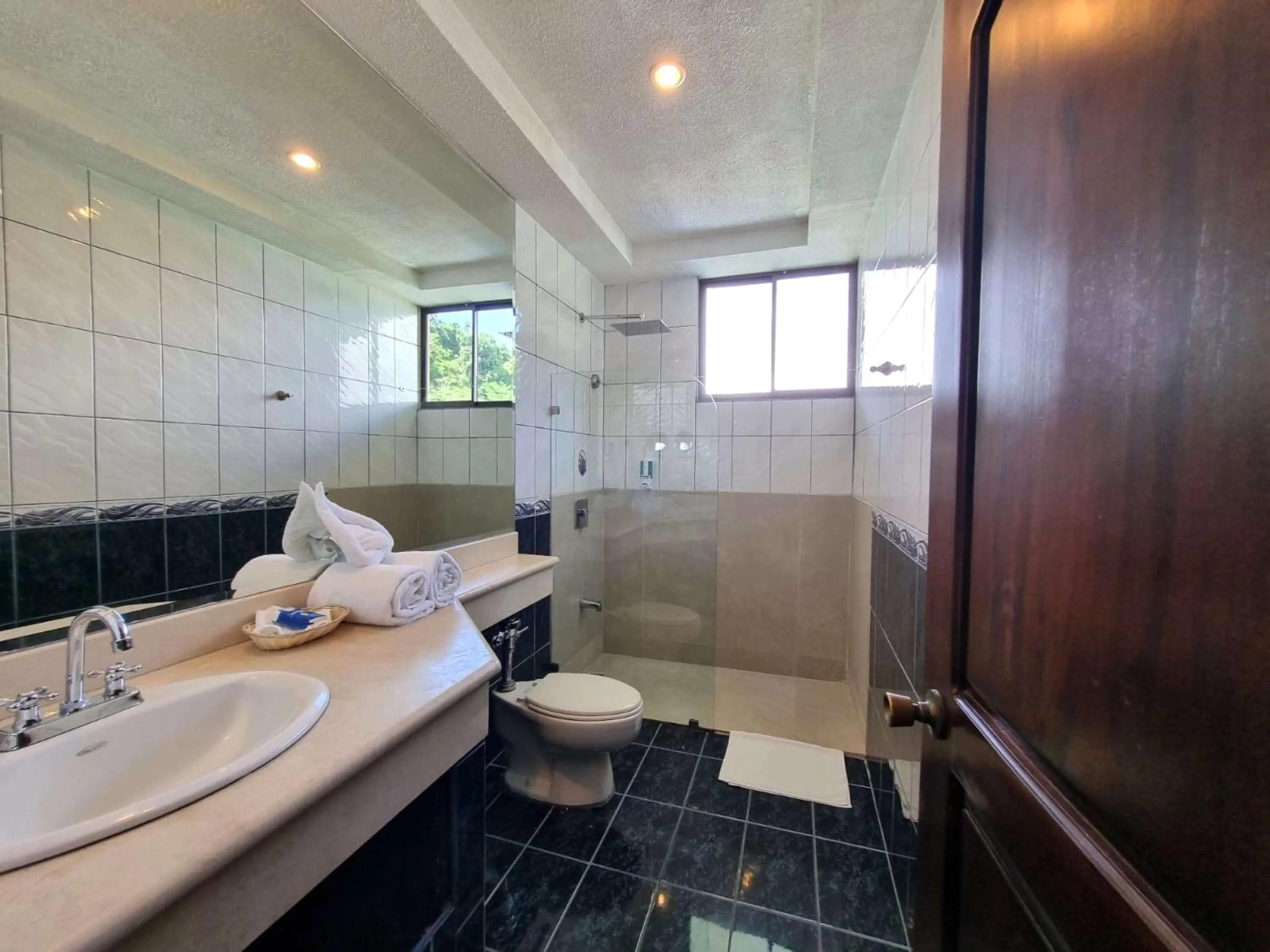 Shower in Best Western Hotel & Casino Kamuk